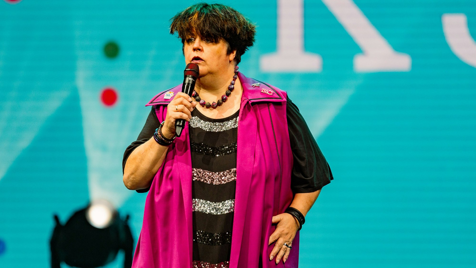 Ingrid Kühne steht mit Mikrofon auf der Jeckliner-Bühne.