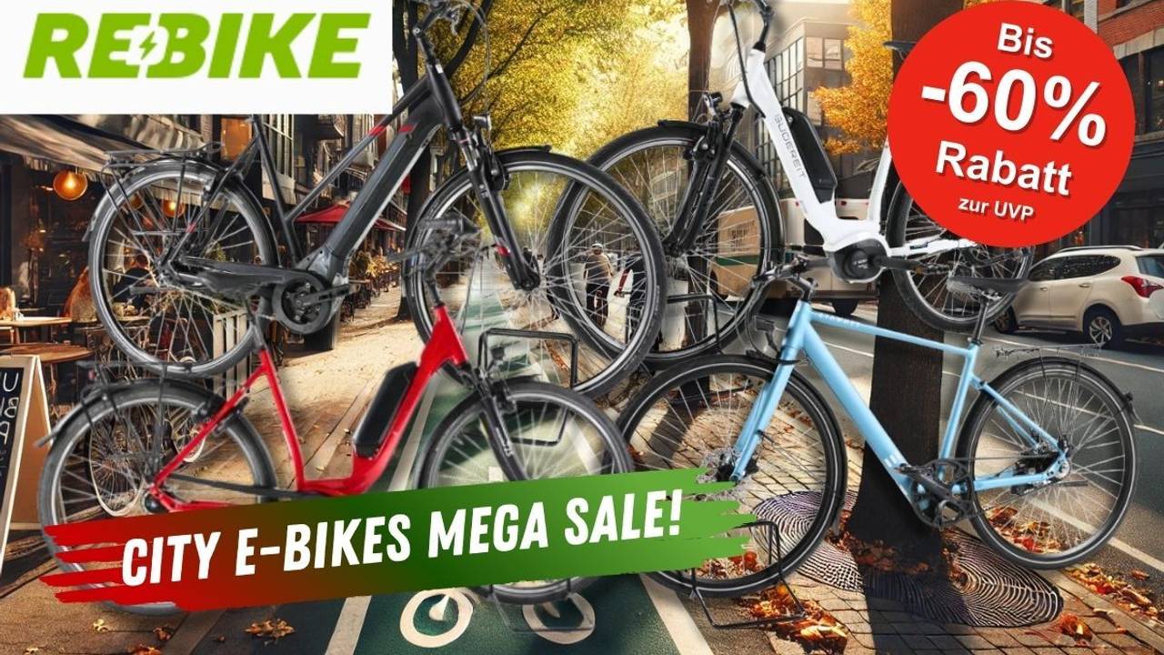 Mehrere City E-Bikes verschiedener Marken vor dem Hintergrund einer Innenstadt im Herbst.