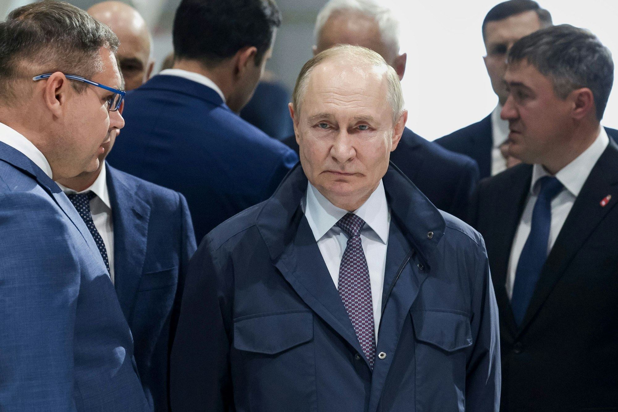Der russische Präsident Wladimir Putin (Mitte) besucht die Motowilicha-Werke, ein russischer Rüstungskonzern.