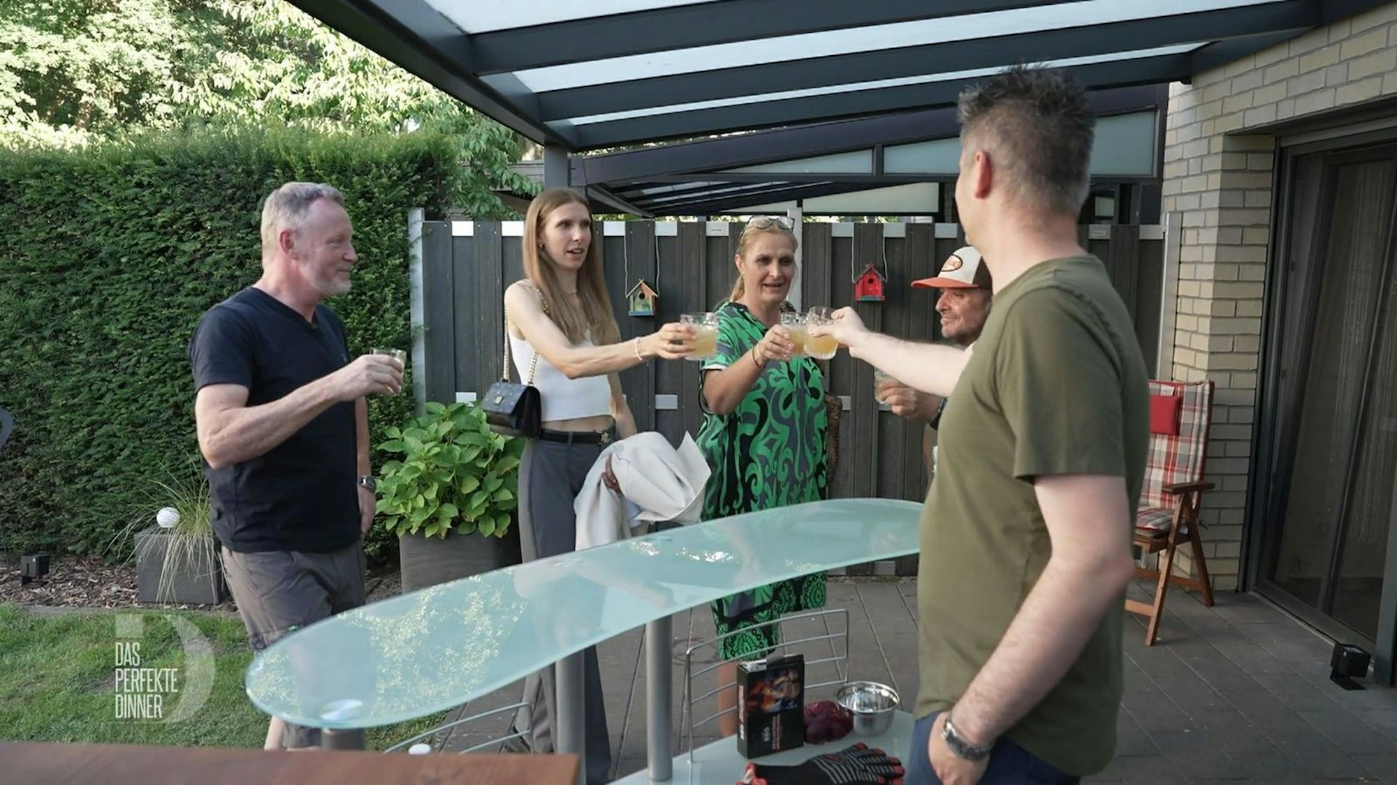 Mit einem Whiskey Sour beginnt für Frank, Chrissi, Barbara, Stephan und Rainer der Abend im Freien.
(Bild: RTL)