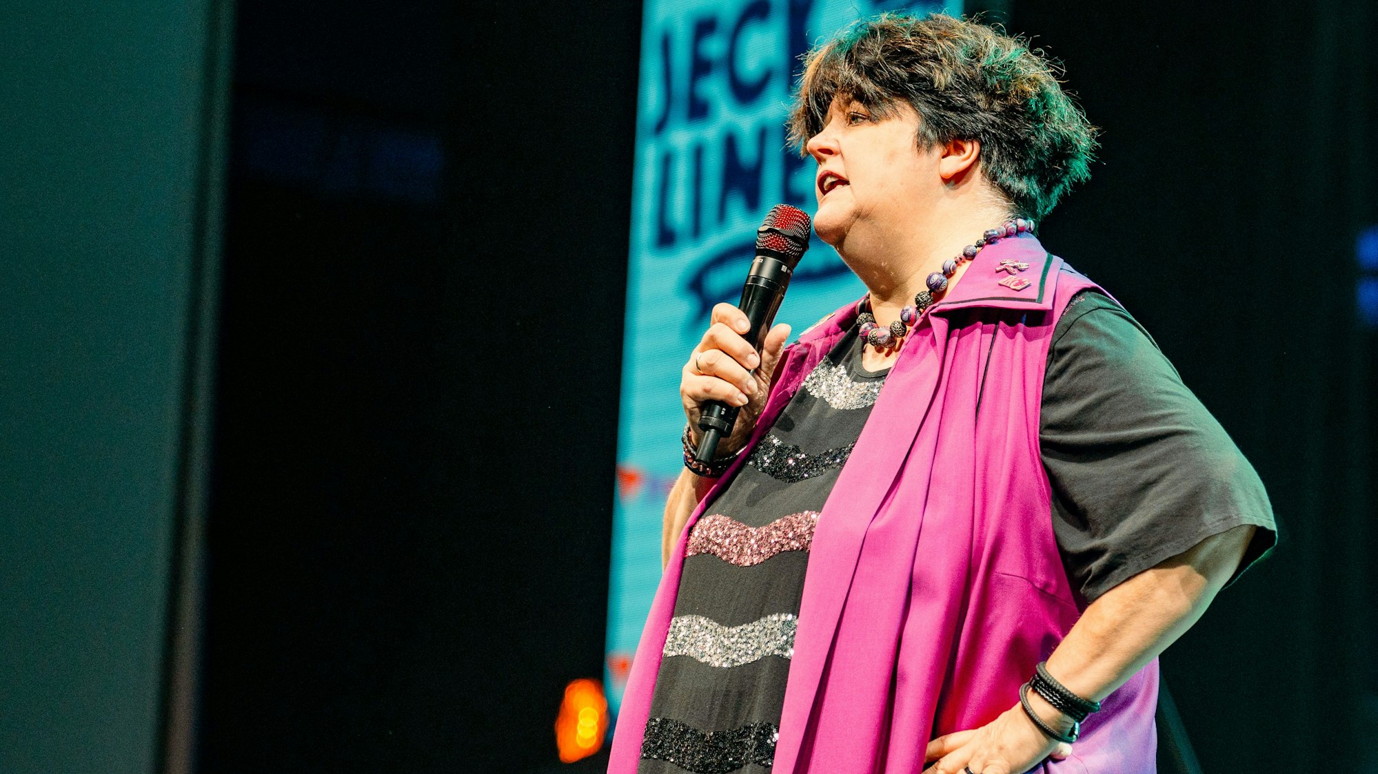 Ingrid Kühne steht beim Jeckliner auf der Bühne.