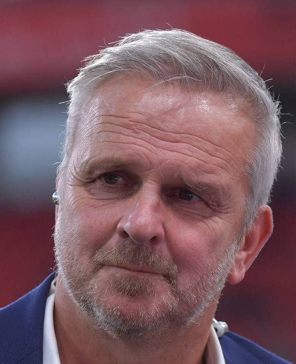 Dietmar Hamann als Experte am Spielfeldrand.