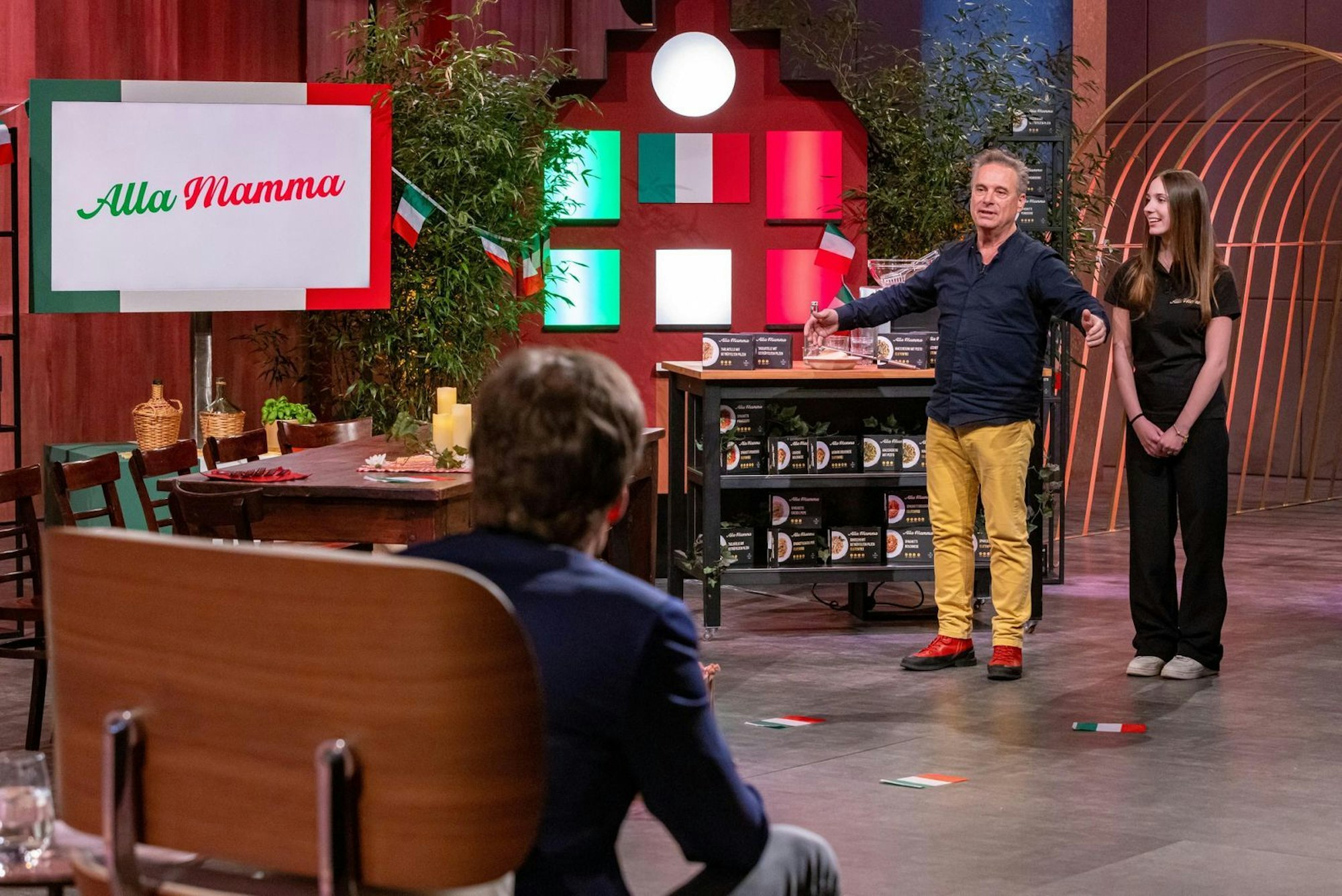 Guido und seine Tochter Sarina stellten ihre Gründung „Alla Mamma“ vor - für besonders leckere, lang haltbare Pasta-Fertiggerichte. (Bild: RTL / Bernd-Michael Maurer)