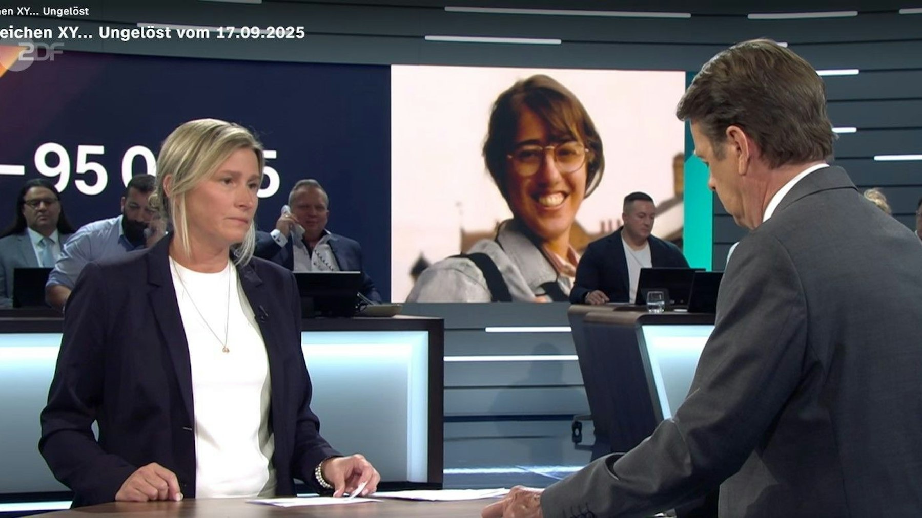 Die leitende Kriminalhauptkommissarin spricht mit ZDF-Moderator Rudi Cerne über den Mordfall Amy Lopez (Foto im Hintergrund).
