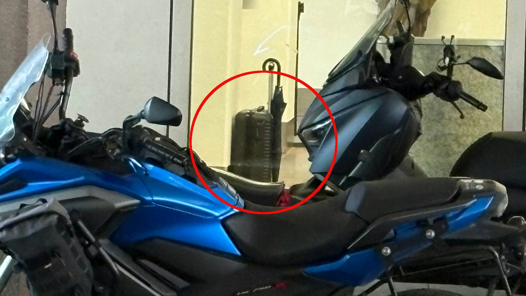 Das Foto zeigt einen Koffer im Landgericht.