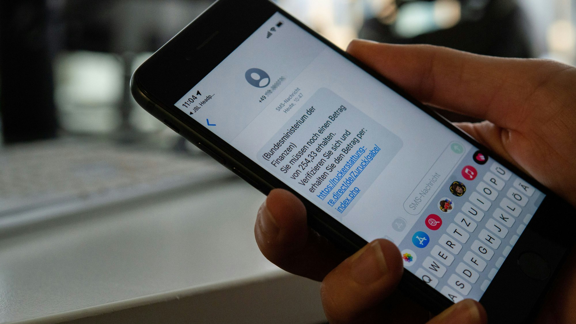Das Foto zeigt eine SMS (Symbolfoto). Die Polizei warnt vor Köder-SMS.