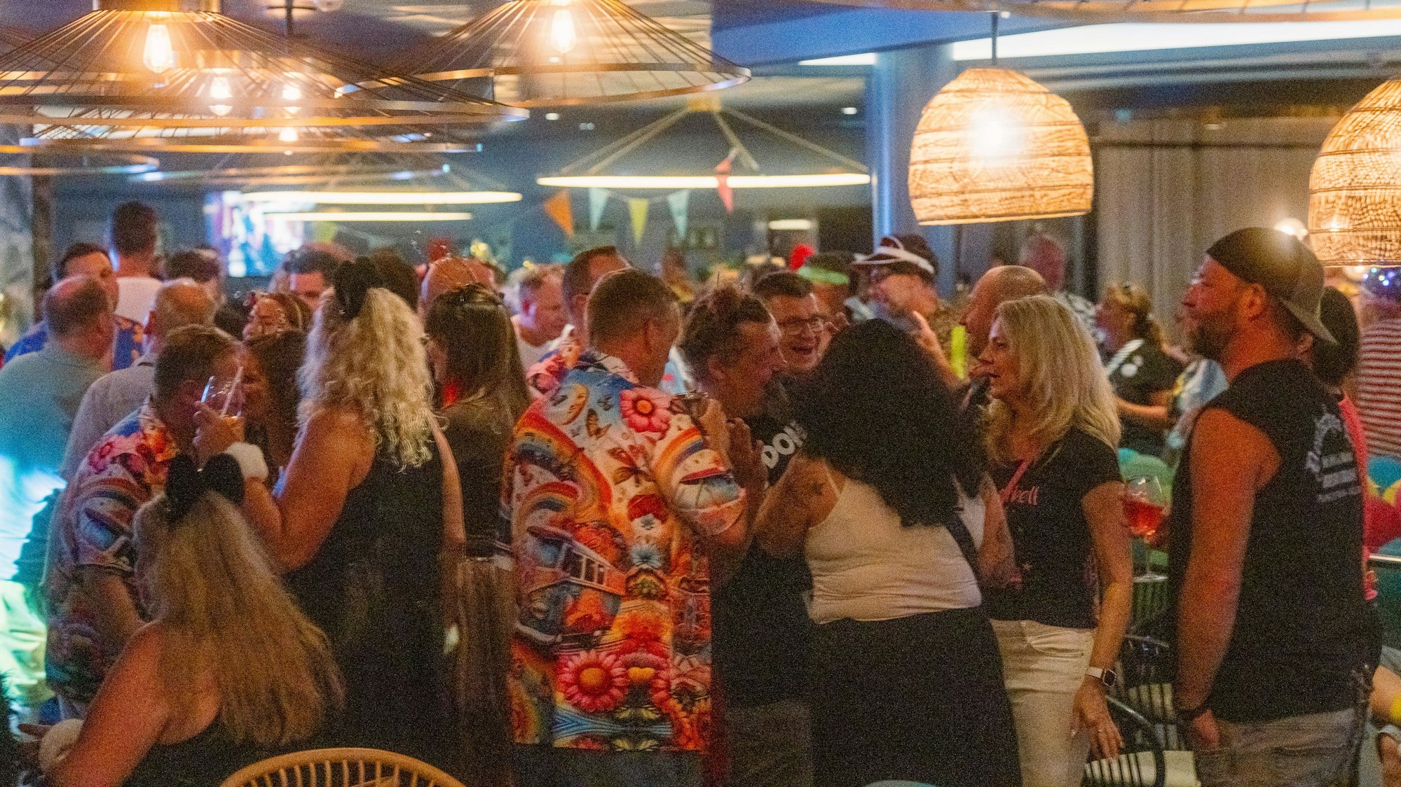 Die Gäste feiern auf dem Jeckliner in einer Bar.
