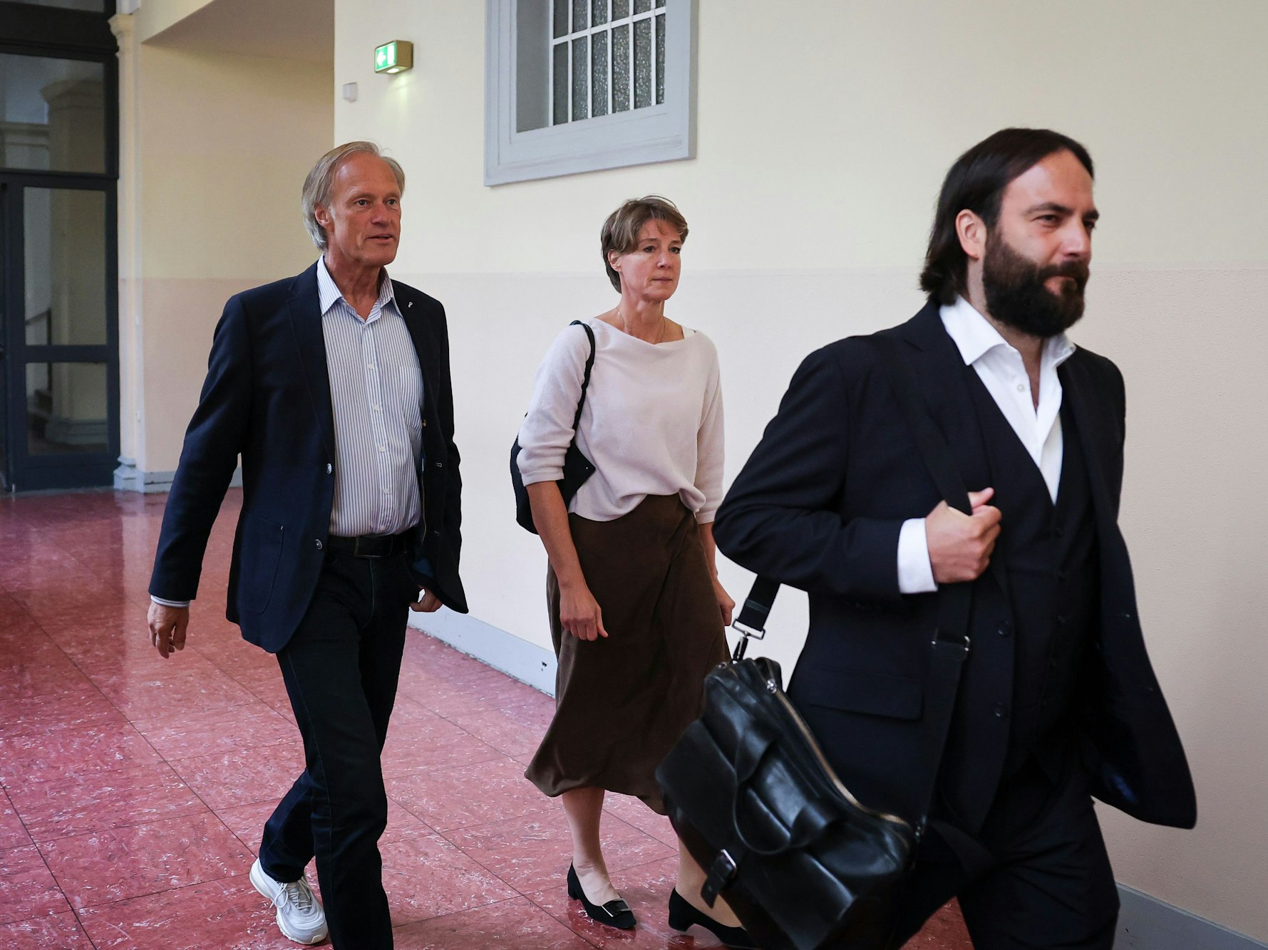 Christina Block (M.), Gerhard Delling (l.) und Rechtsanwalt Ingo Bott während eines weiteren Verhandlungstags im Prozess wegen mutmaßlicher Kindesentführung im Landgericht Hamburg.