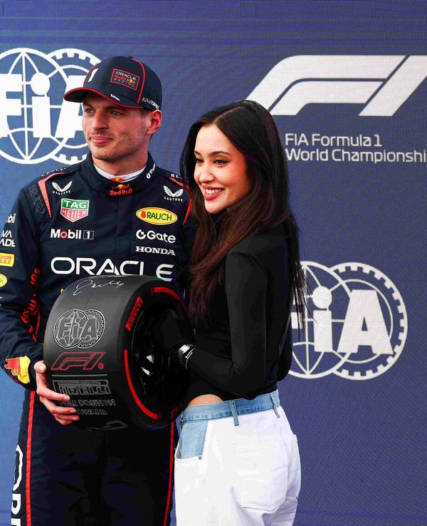 Max Verstappen wird für seinen ersten Platz im Qualifying von Aserbaidschan ausgezeichnet.