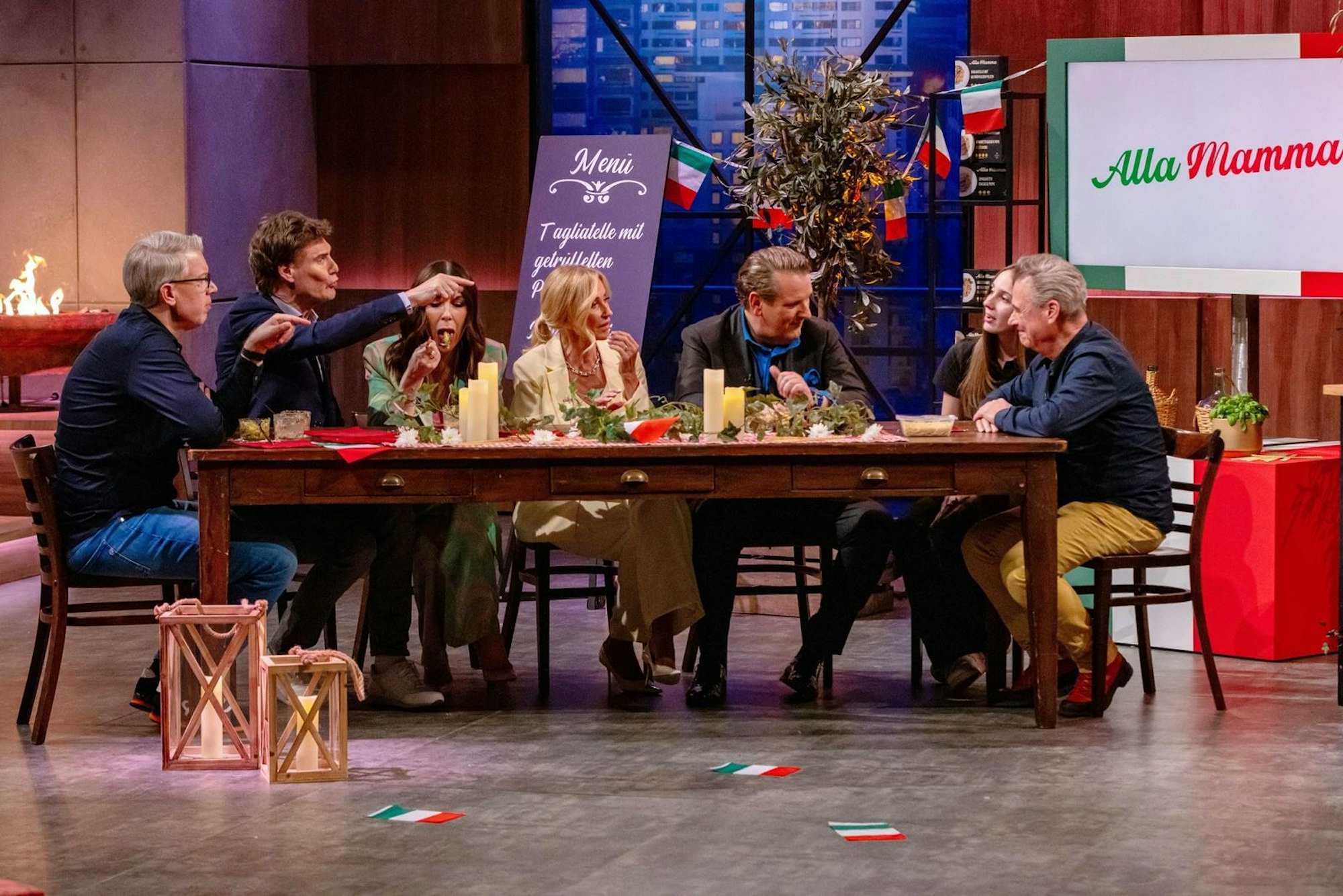 Mit der Löwen-Familie zu Tisch: Die leckeren Nudelgerichte kamen in der VOX-Show bestens an, die Geschäftszahlen allerdings weniger. (Bild: RTL / Bernd-Michael Maurer)