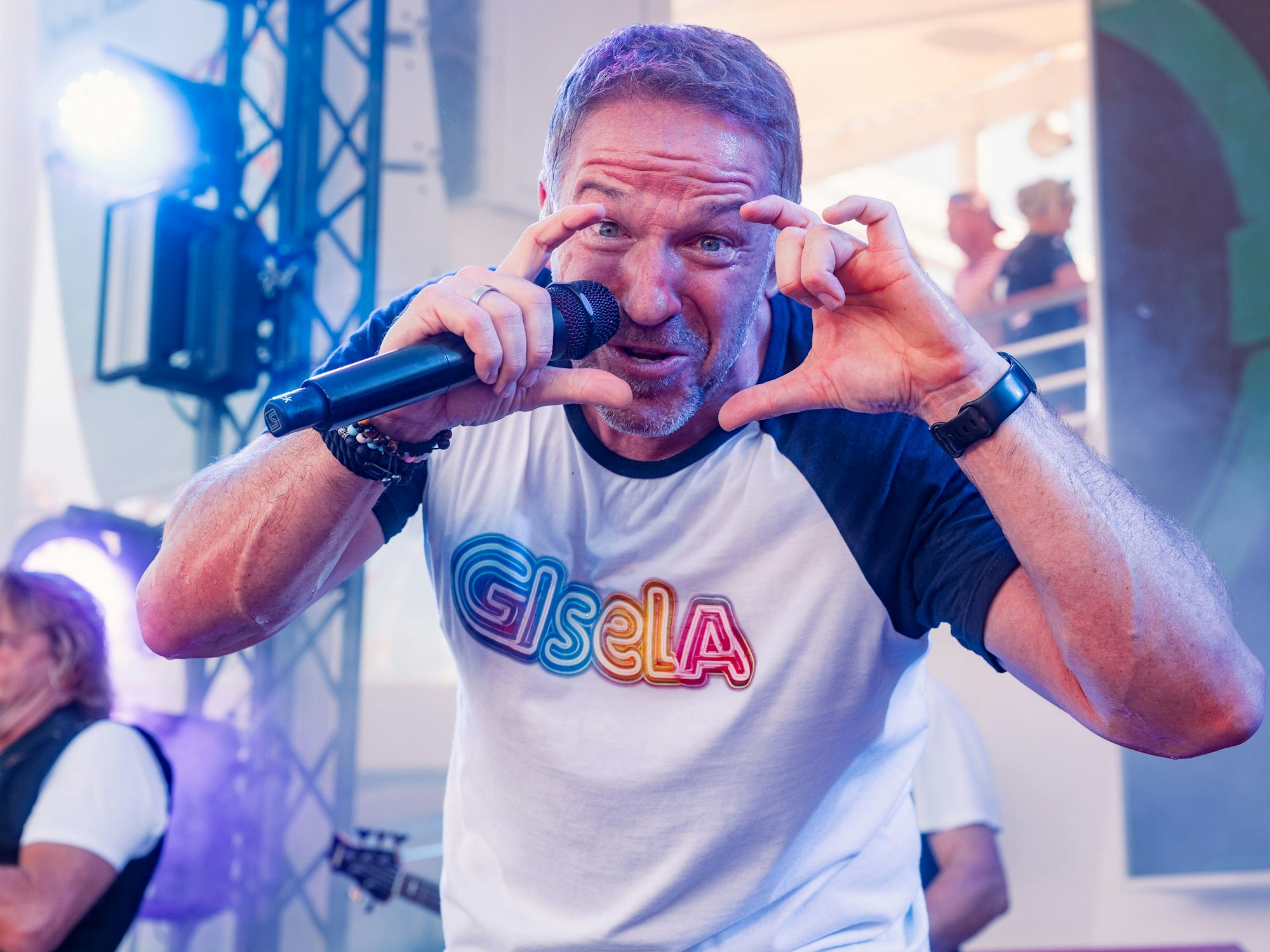 Patrick Lück schaut beim Auftritt in die Kamera.