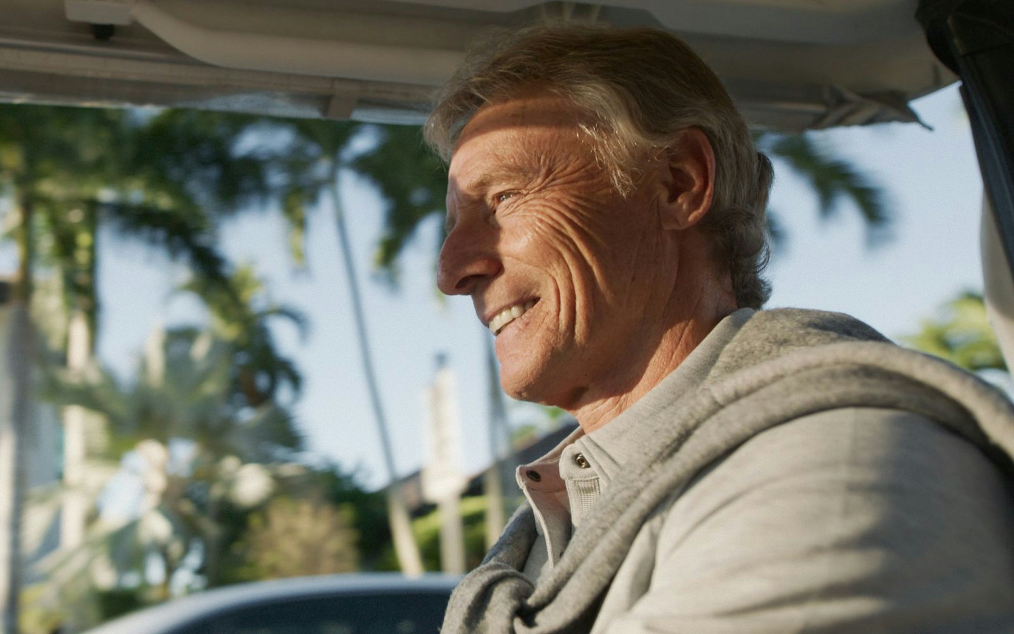 Bernhard Langer fährt im Golfcart über eine Anlage in seiner Wahlheimat Florida. Hier lebt er vorwiegend mit seiner amerikanischen Frau Vikki. Das skandalfreie Paar hat vier Kinder und auch einige Enkel. (Bild: BROADVIEW, Jonas Köck)