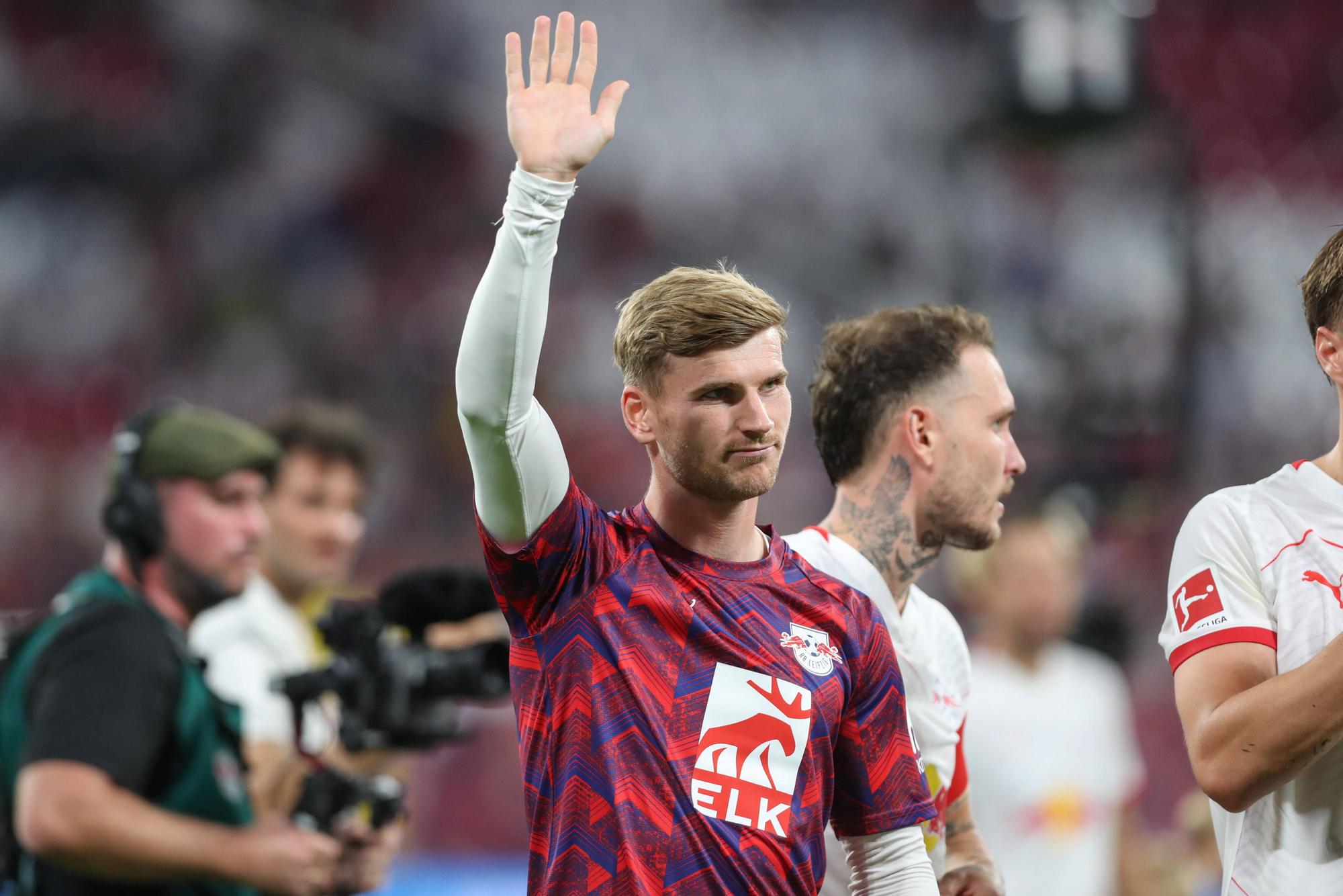 Timo Werner bedankt sich winkend bei den Fans.