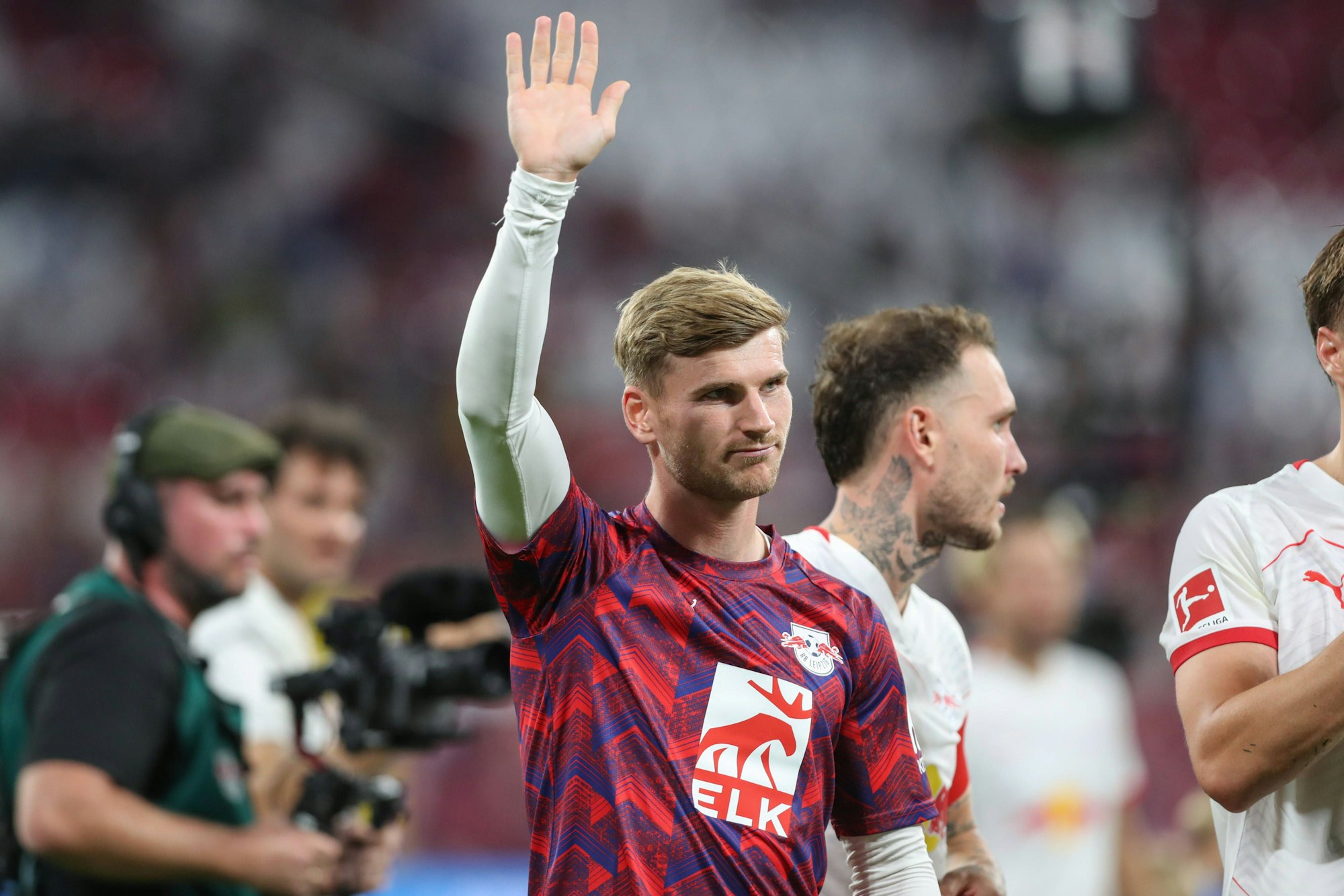 Timo Werner bedankt sich winkend bei den Fans.