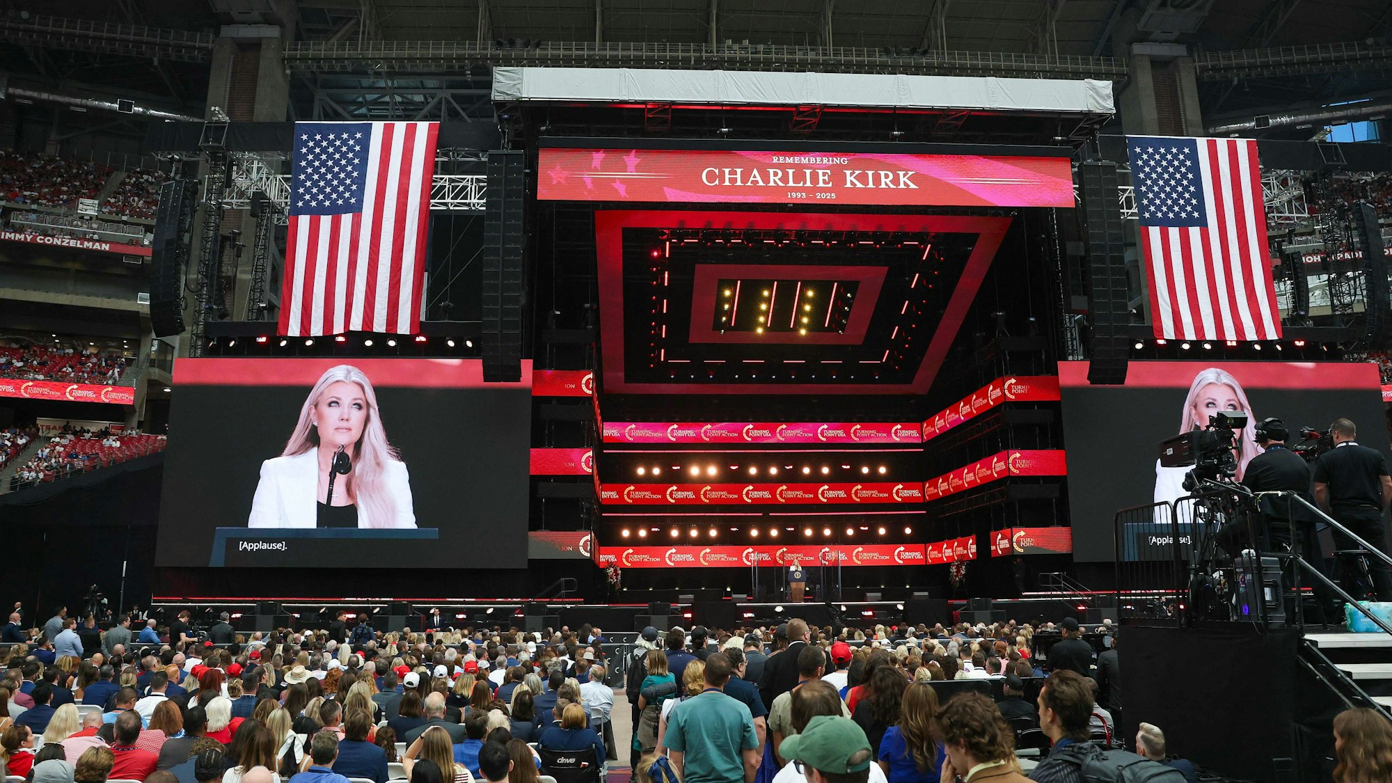 Erika Kirk spricht zu den Anwesenden.