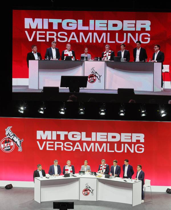 Die Mitgliederversammlung des 1. FC Köln im Jahr 2023 in der Lanxess-Arena. 2025 steigt sie im Rhein-Energie-Stadion.