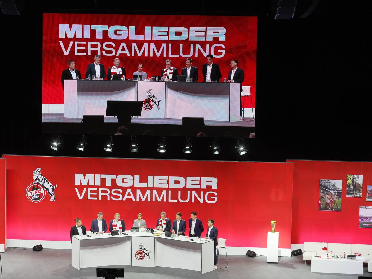 Die Mitgliederversammlung des 1. FC Köln im Jahr 2023 in der Lanxess-Arena. 2025 steigt sie im Rhein-Energie-Stadion.