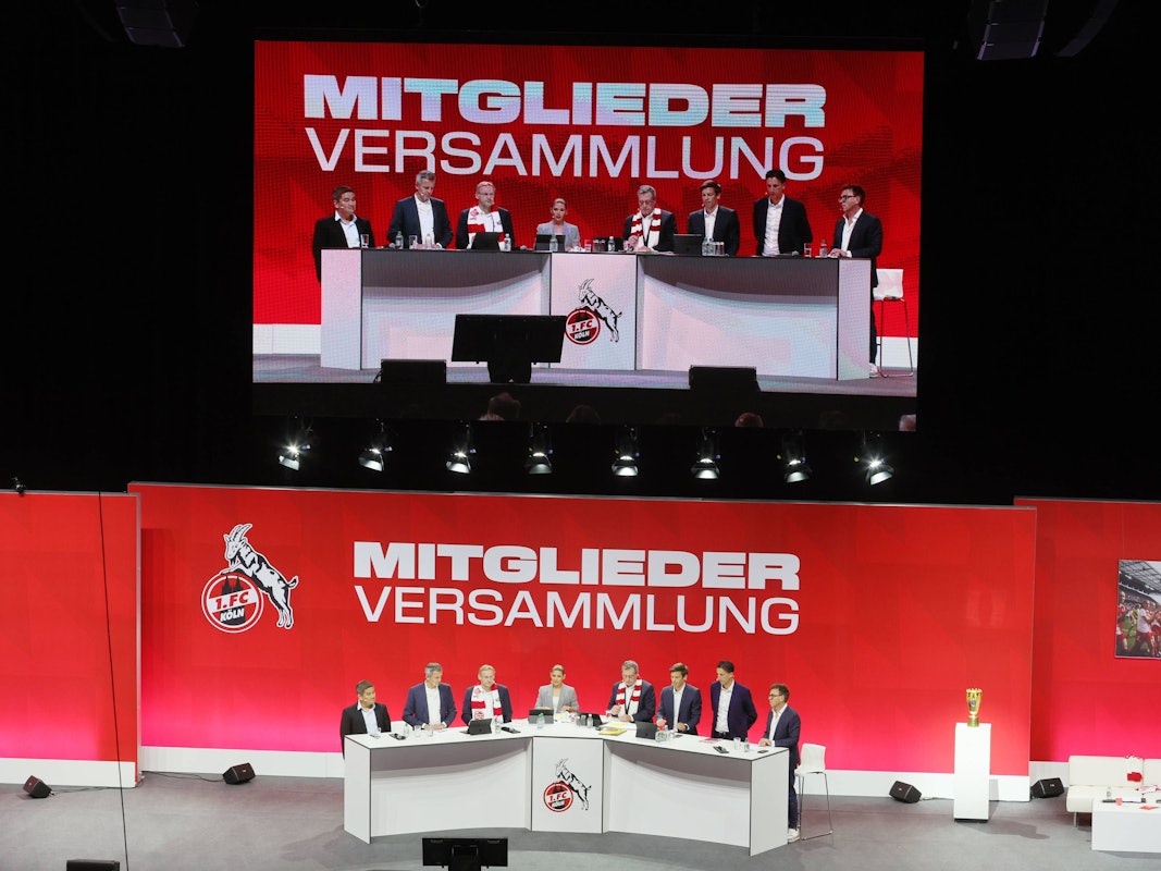 Die Mitgliederversammlung des 1. FC Köln im Jahr 2023 in der Lanxess-Arena. 2025 steigt sie im Rhein-Energie-Stadion.