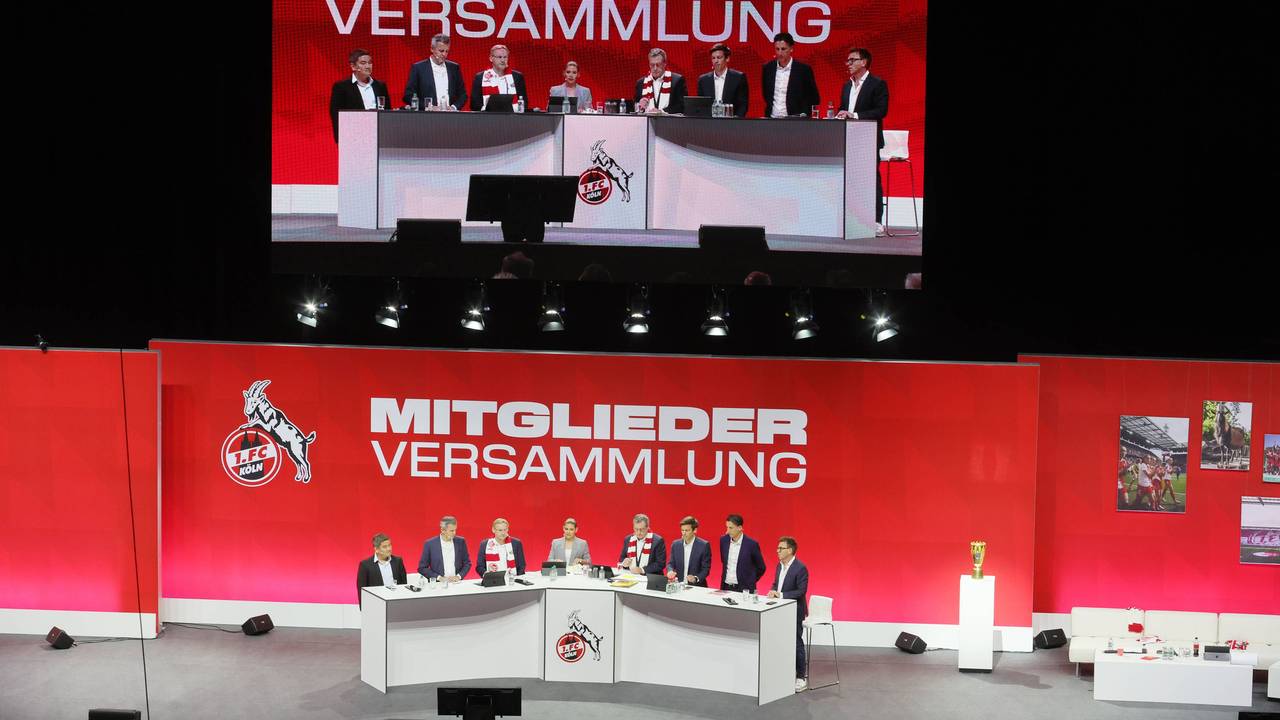 Die Mitgliederversammlung des 1. FC Köln im Jahr 2023 in der Lanxess-Arena. 2025 steigt sie im Rhein-Energie-Stadion.