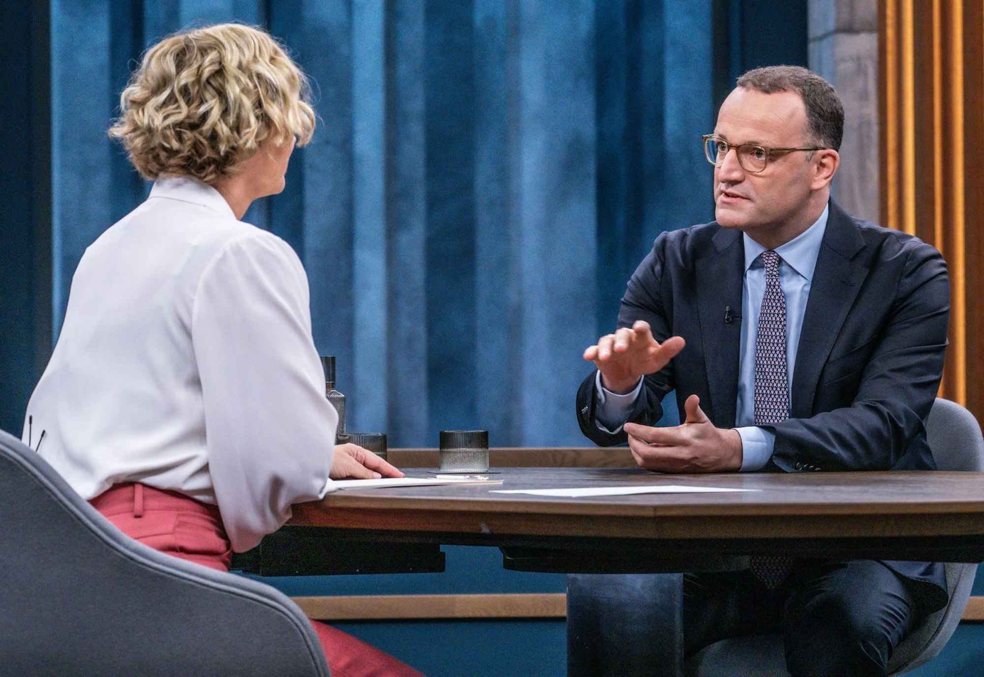 Jens Spahn sieht Gemeinsamkeiten zwischen den autoritären Tendenzen von US-Präsident Trump und dem seiner politischen Gegenspieler. (Bild: ARD/Claudius Pflug)