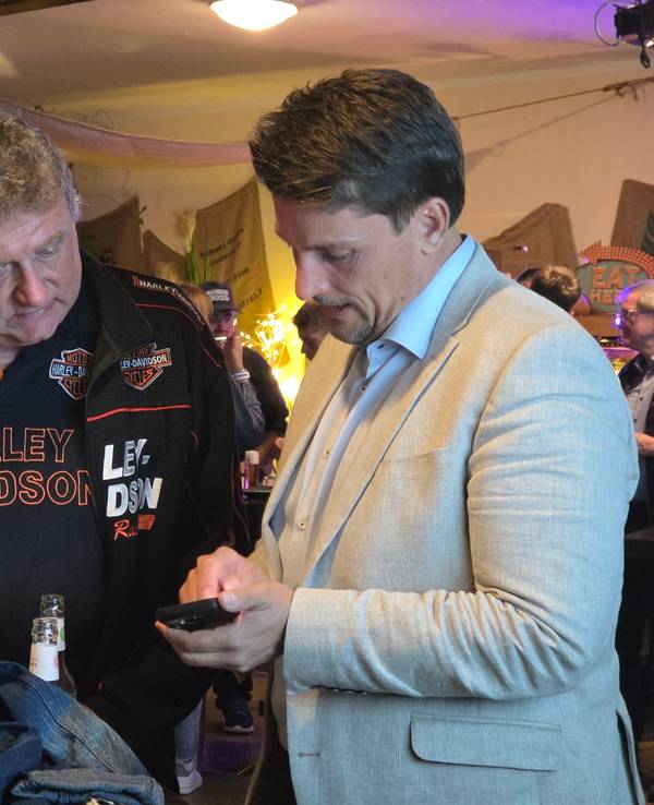 Kommunalwahl in Troisdorf: Gebannt schaut man bei der CDU Troisdorf auf die Bildschirme und Handys, um die Auszählungen mitzuverfolgen. v.l.: Heinz Nagel und Alexander Biber