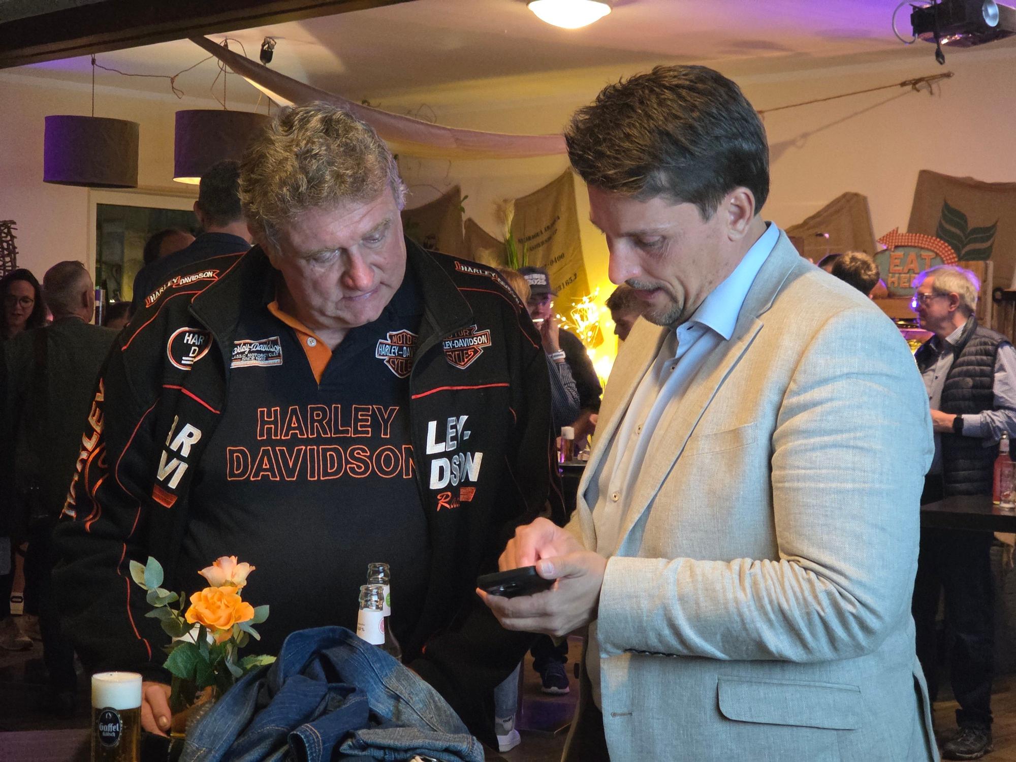 Kommunalwahl in Troisdorf: Gebannt schaut man bei der CDU Troisdorf auf die Bildschirme und Handys, um die Auszählungen mitzuverfolgen. v.l.: Heinz Nagel und Alexander Biber