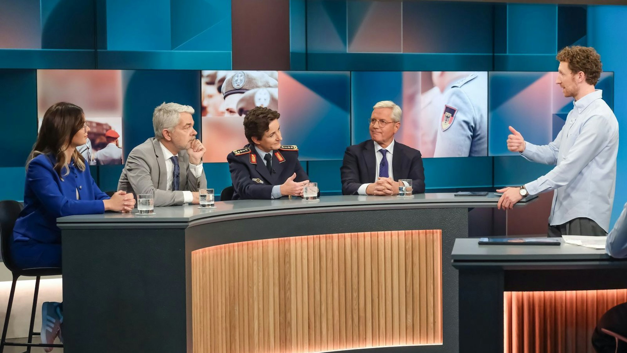 Nach seinem flapsigen Boomer-Spruch sagte Moderator Louis Klamroth (rechts) kleinlaut: „Da entschuldige ich mich direkt.“ (Bild: WDR / Oliver Ziebe)