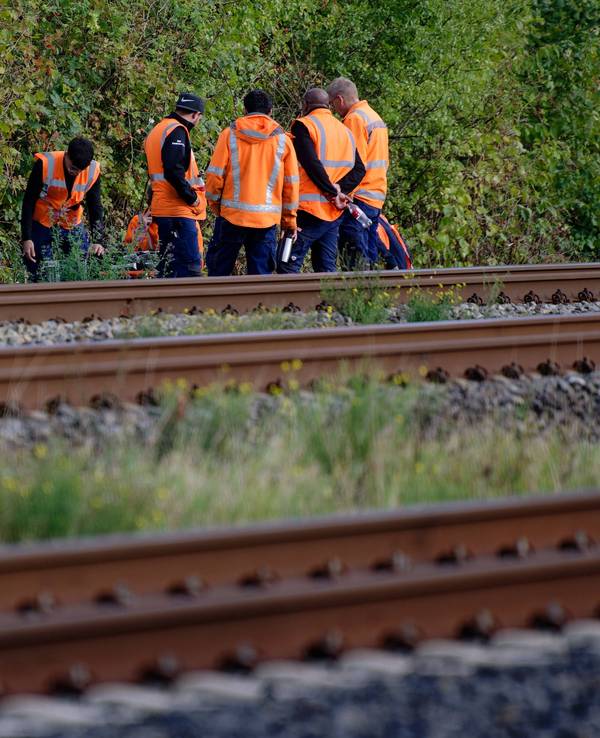 Mitarbeiter der Deutschen Bahn stehen am Rand der Bahnstrecke Köln-Düsseldorf.