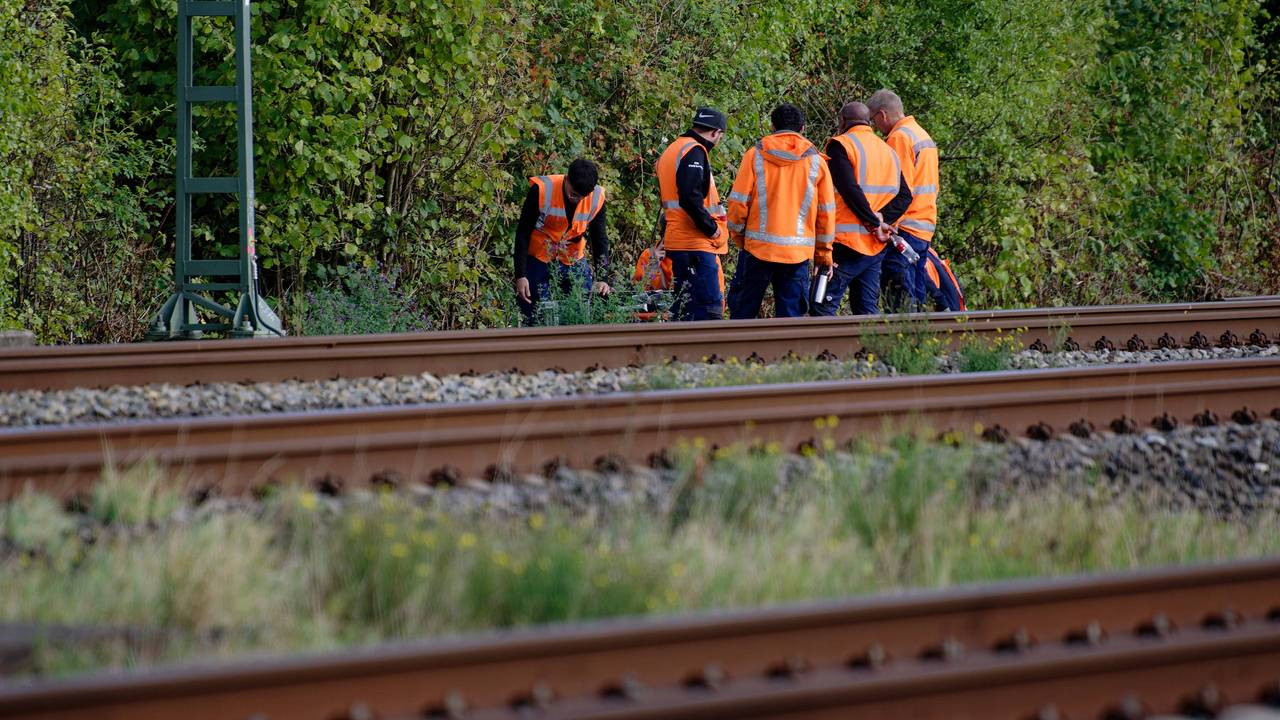 Mitarbeiter der Deutschen Bahn stehen am Rand der Bahnstrecke Köln-Düsseldorf.
