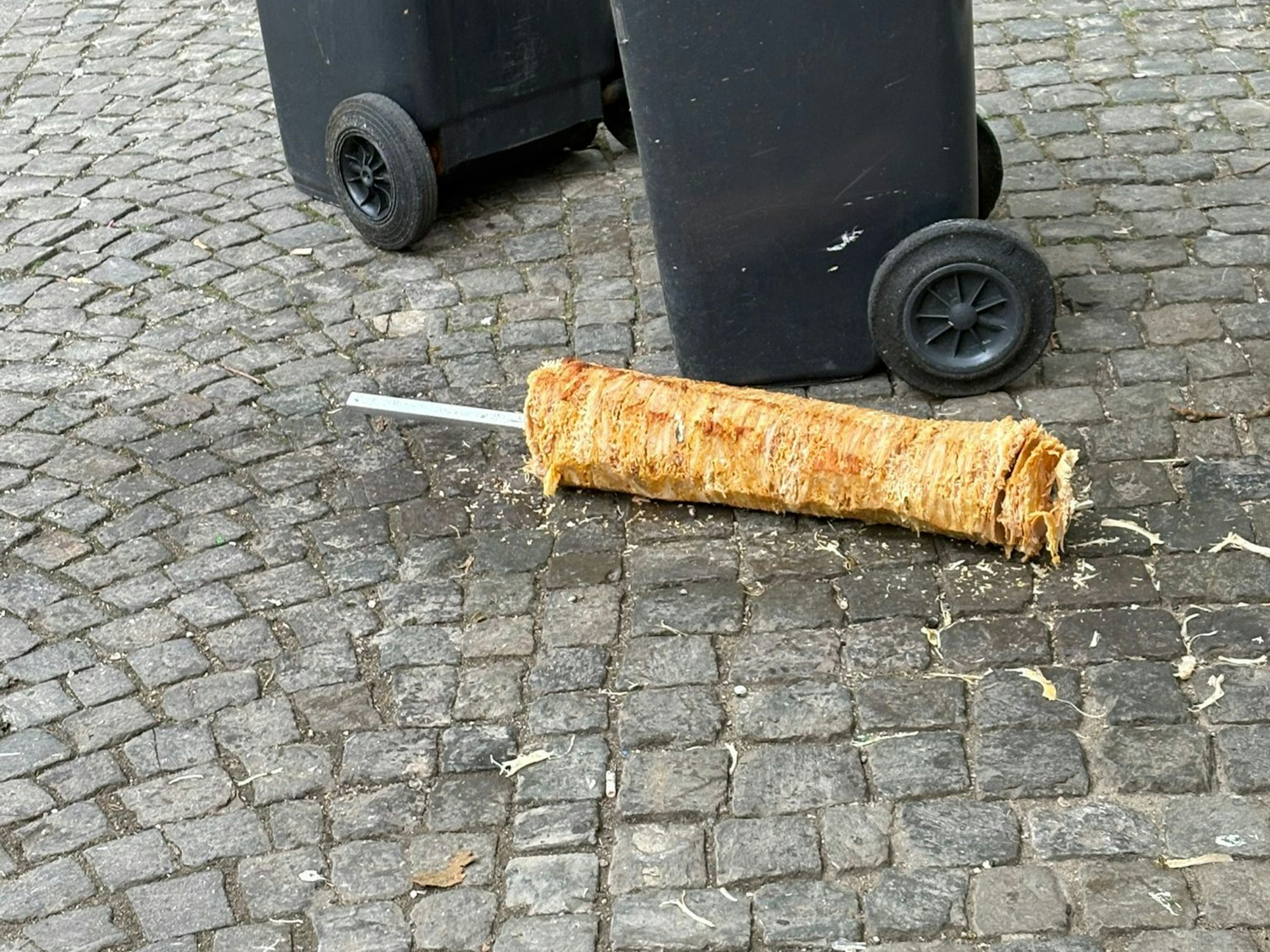 Ein Dönerspieß lag mitten auf den Kölner Ringen.