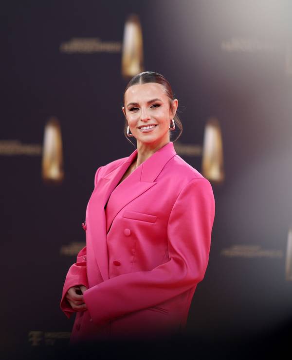 Laura Wontorra kommt zur Verleihung des Deutschen Fernsehpreises in den MMC Studios.