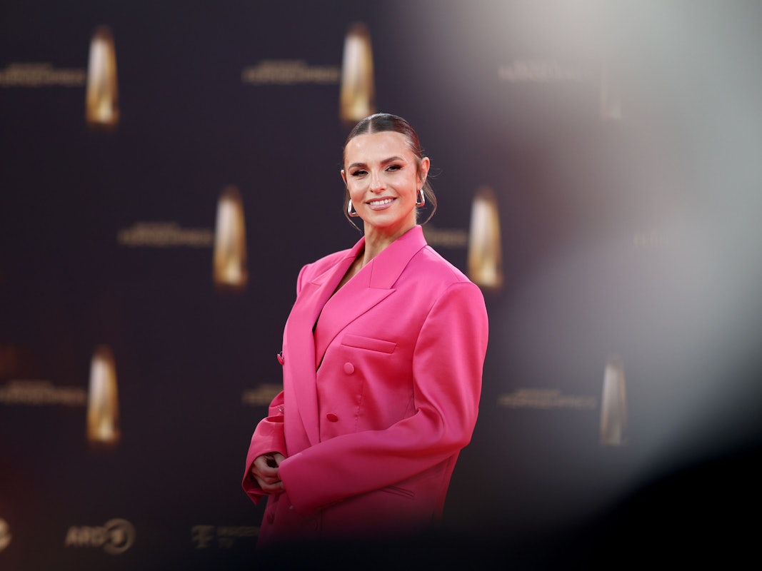 Laura Wontorra kommt zur Verleihung des Deutschen Fernsehpreises in den MMC Studios.