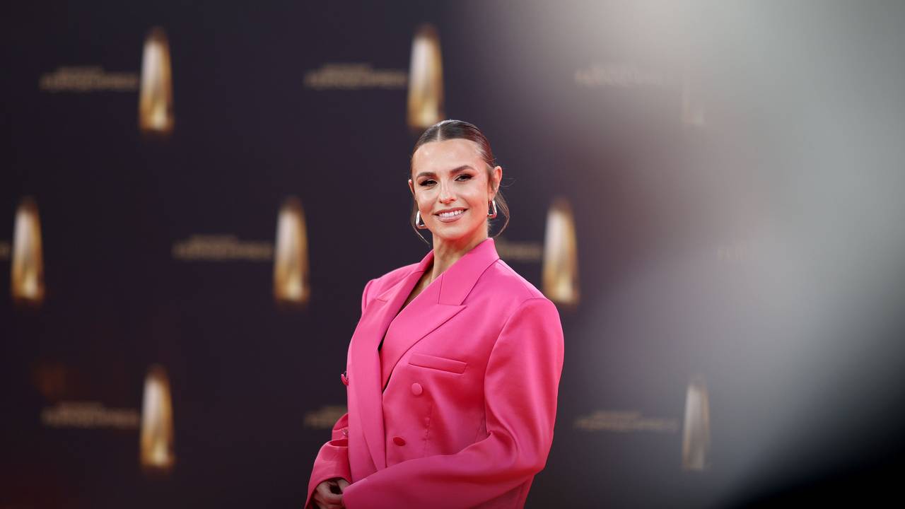 Laura Wontorra kommt zur Verleihung des Deutschen Fernsehpreises in den MMC Studios.