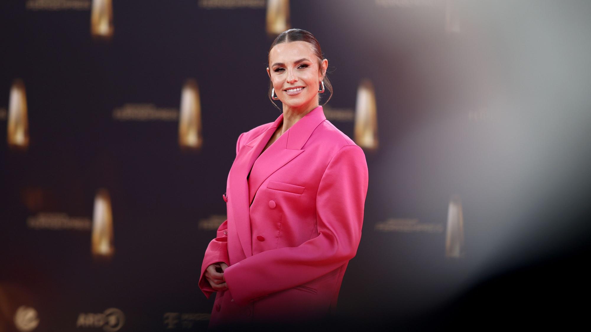 Laura Wontorra kommt zur Verleihung des Deutschen Fernsehpreises in den MMC Studios.