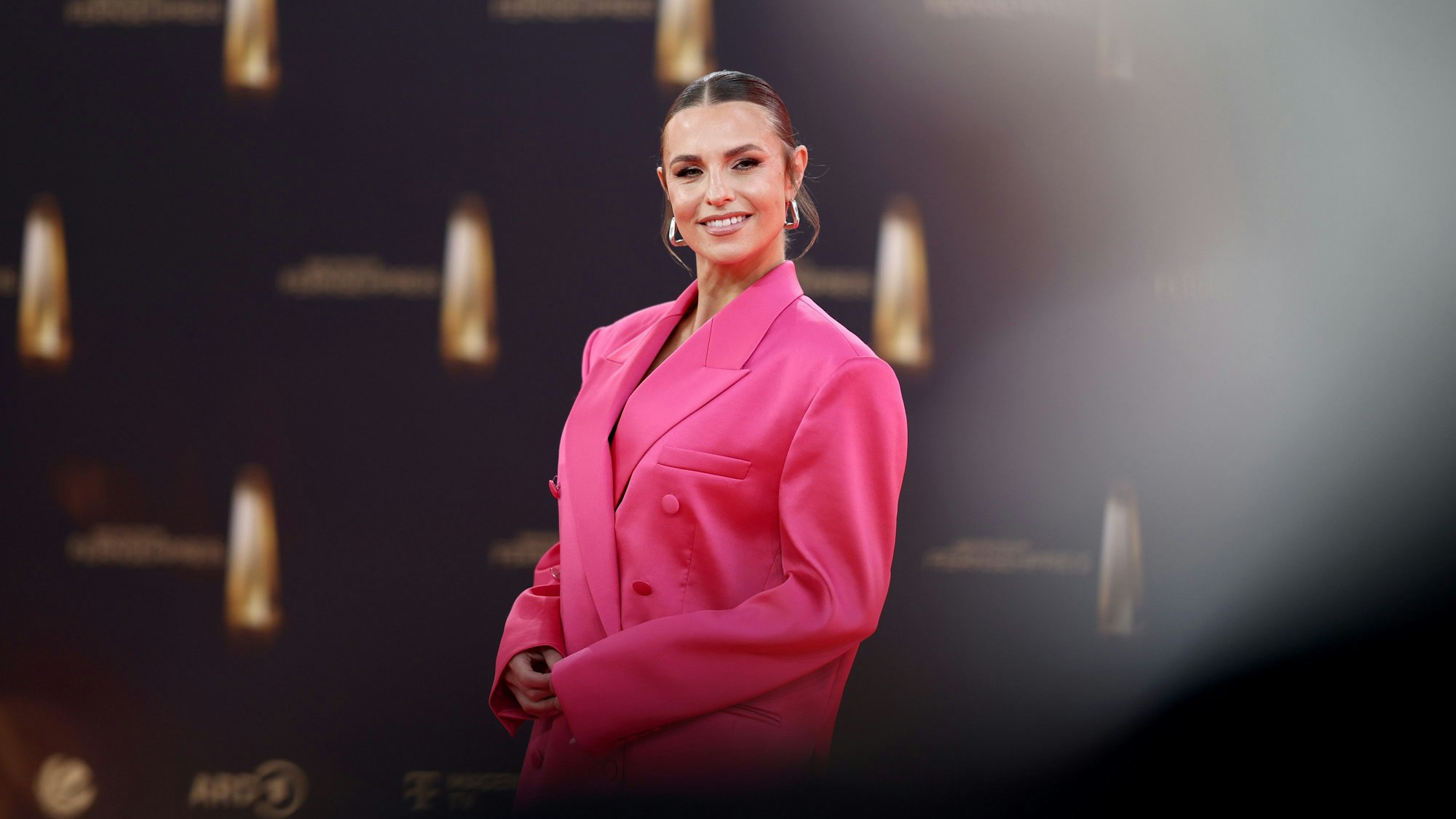Laura Wontorra kommt zur Verleihung des Deutschen Fernsehpreises in den MMC Studios.