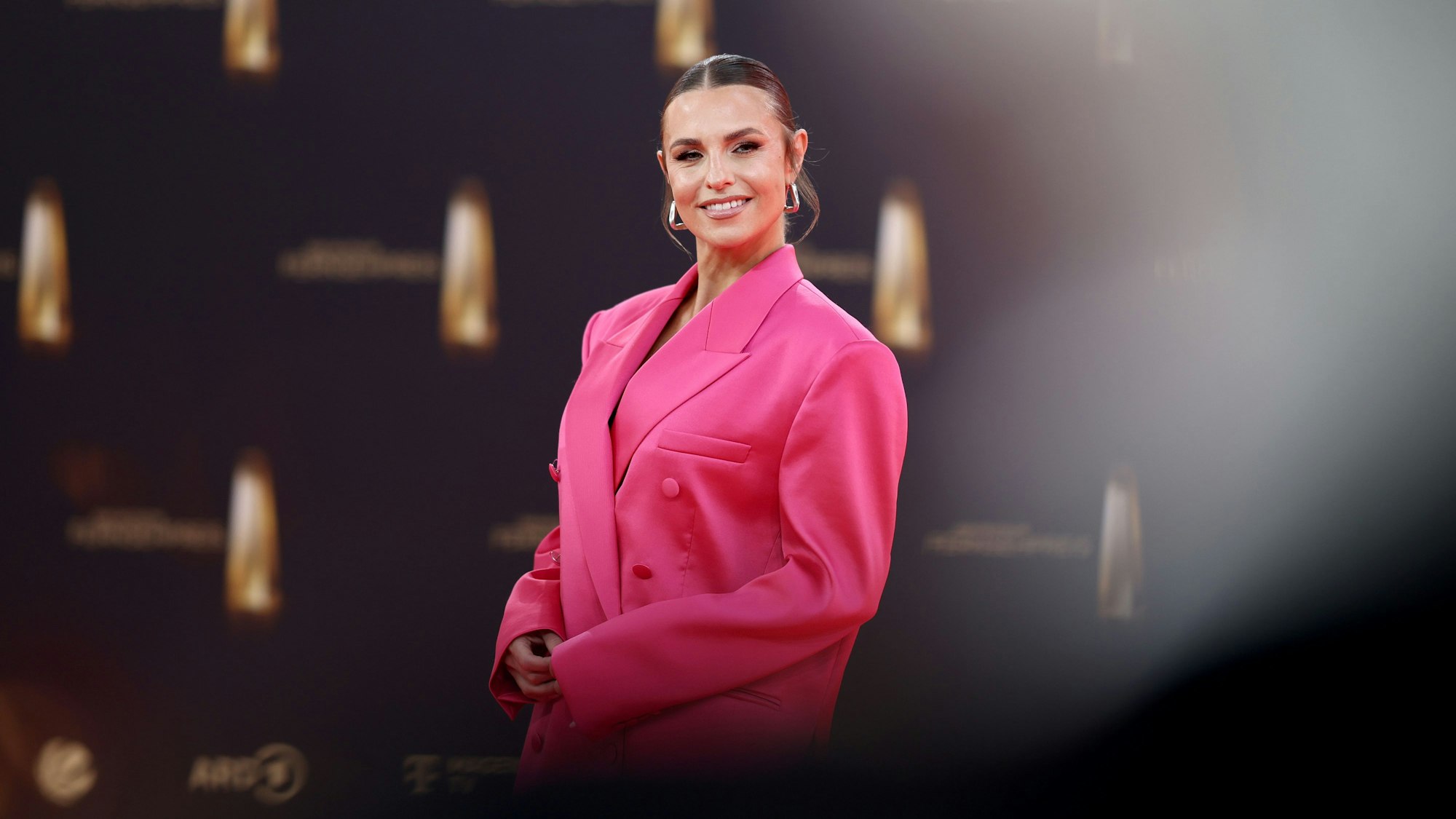 10.09.2025, Nordrhein-Westfalen, Köln: Moderatorin Laura Wontorra kommt zur Verleihung des Deutschen Fernsehpreises in den MMC Studios. Foto: Rolf Vennenbernd/dpa +++ dpa-Bildfunk +++