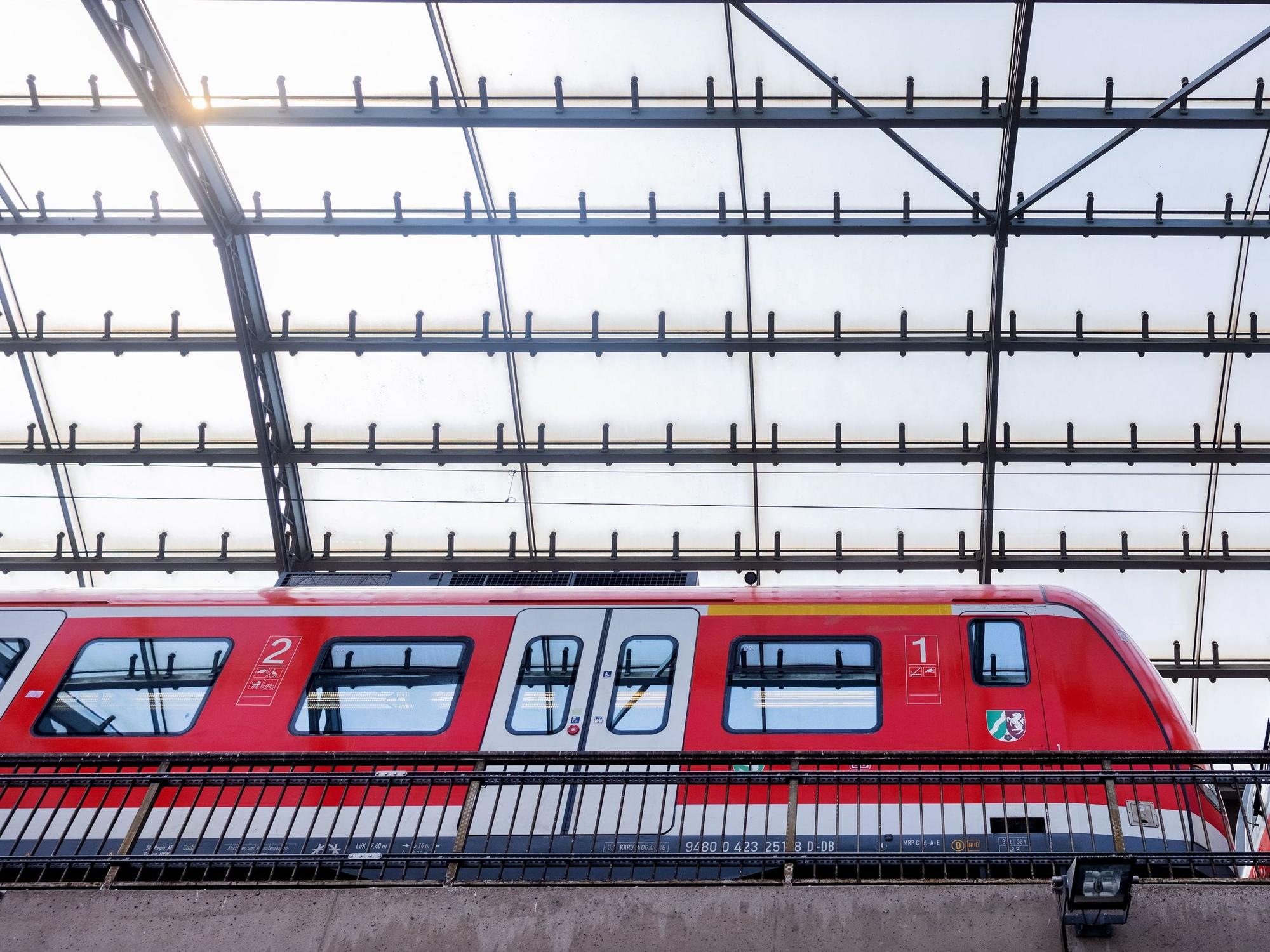 Eine Regionalbahn der Deutschen Bahn (DB) fährt durch den Kölner Hauptbahnhof.