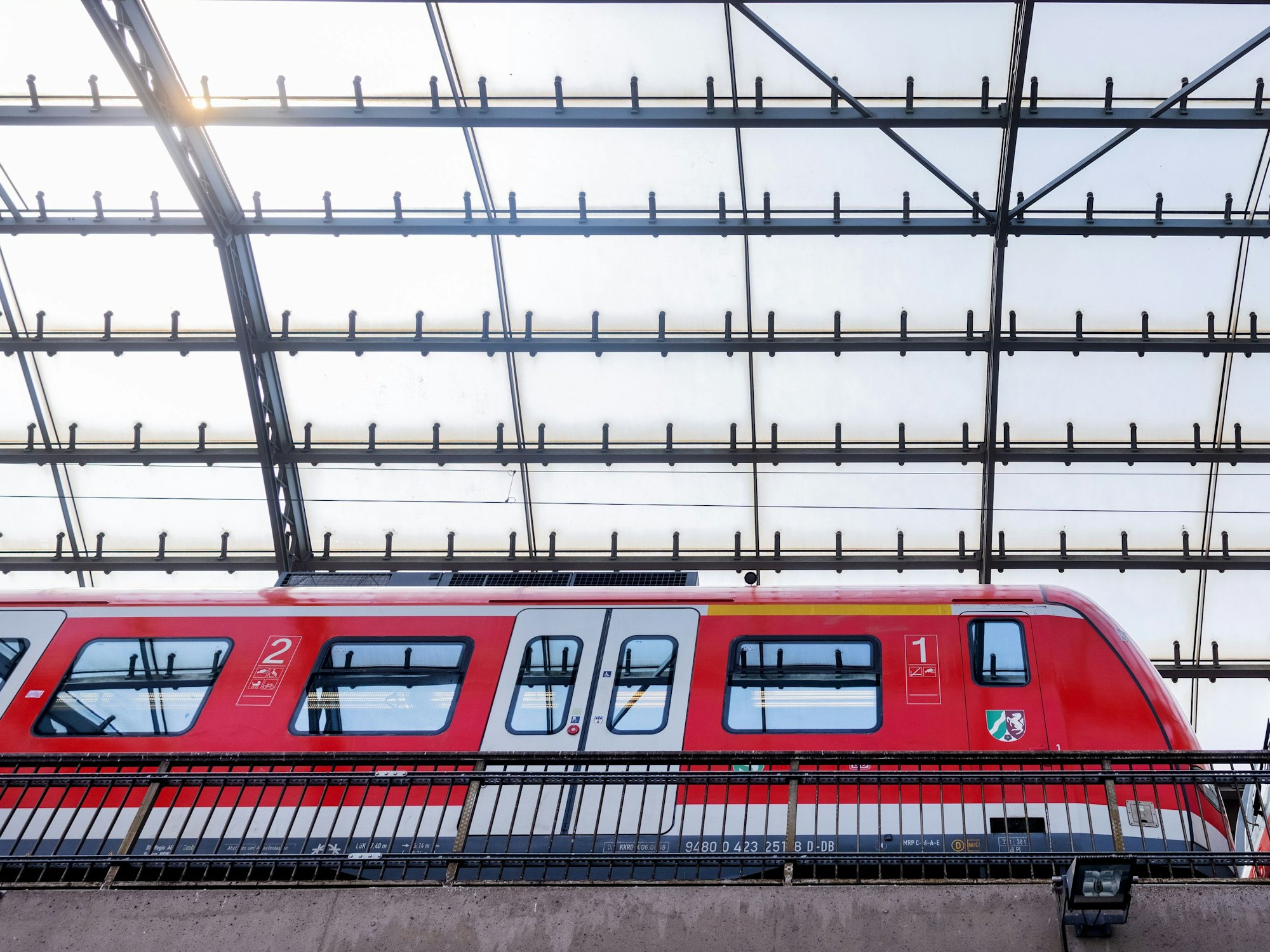 Eine Regionalbahn der Deutschen Bahn (DB) fährt durch den Kölner Hauptbahnhof.