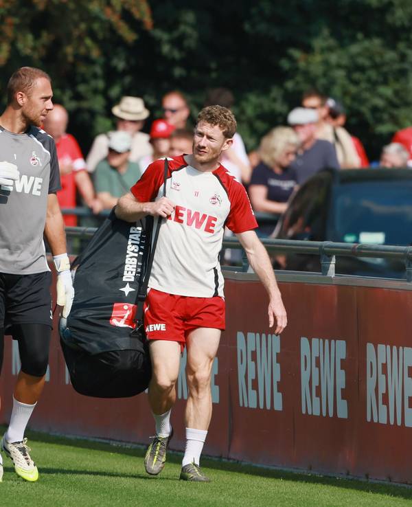 Marvin Schwäbe und Florian Kainz tragen Ballsäcke auf den Platz.