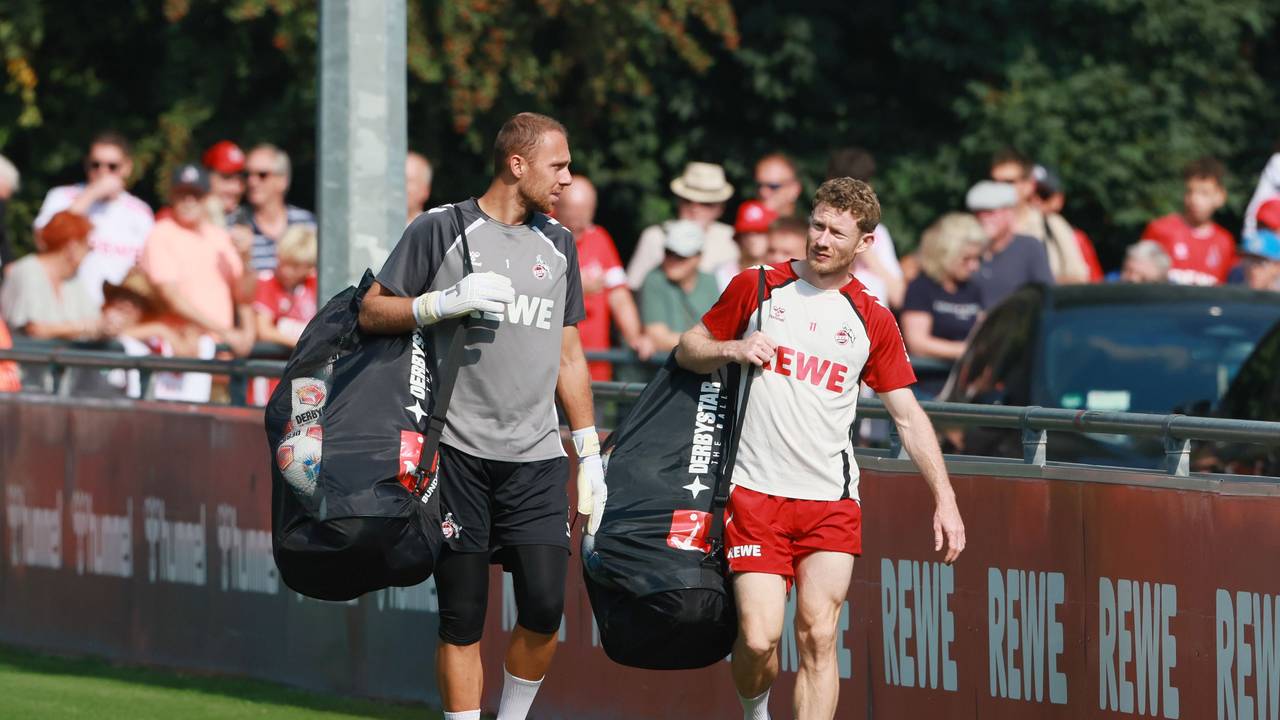 Marvin Schwäbe und Florian Kainz tragen Ballsäcke auf den Platz.