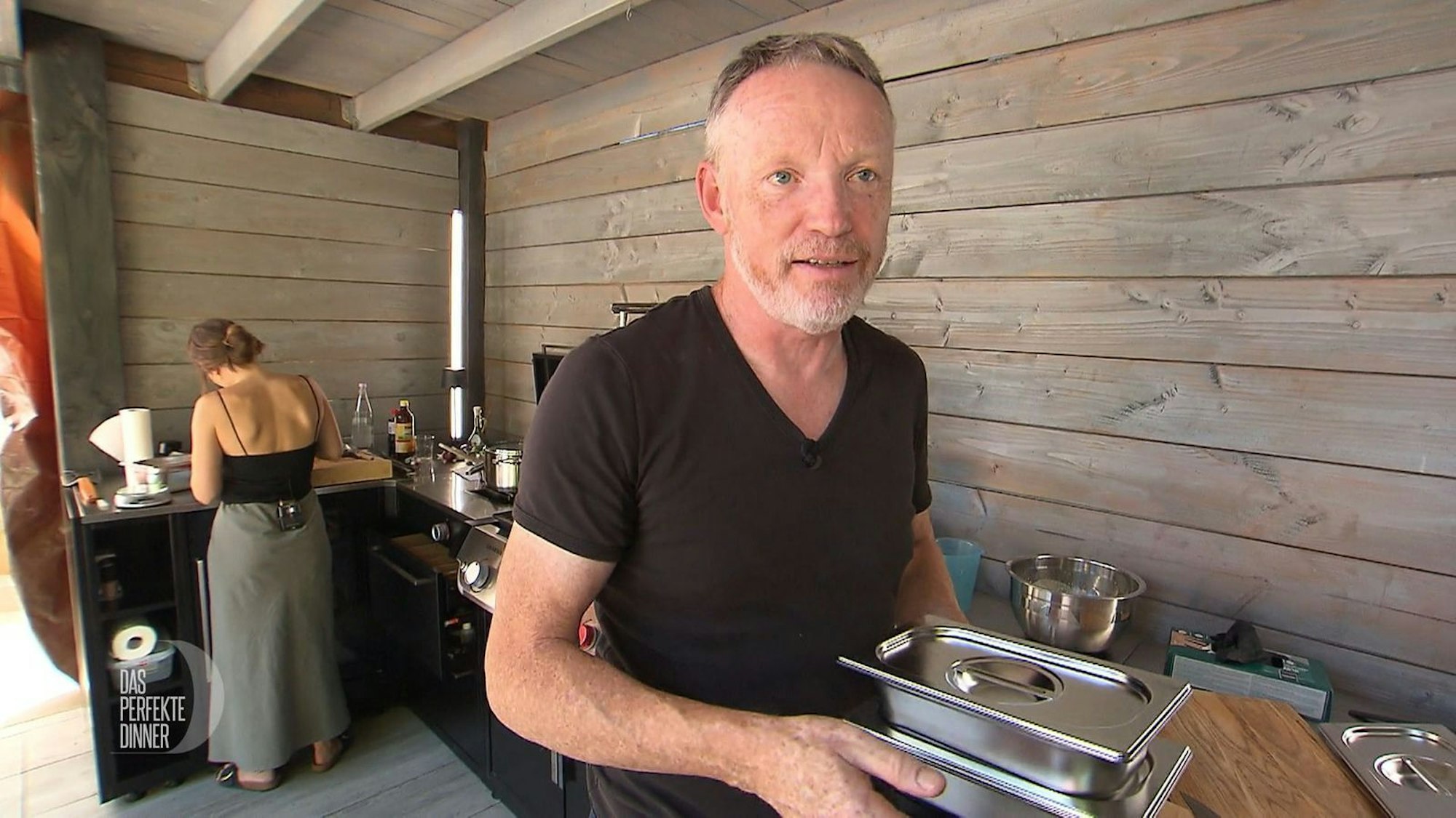 Während Frank die Fischbällchen verräumt, schnibbelt seine Tochter Gemüse.
(Bild: RTL)