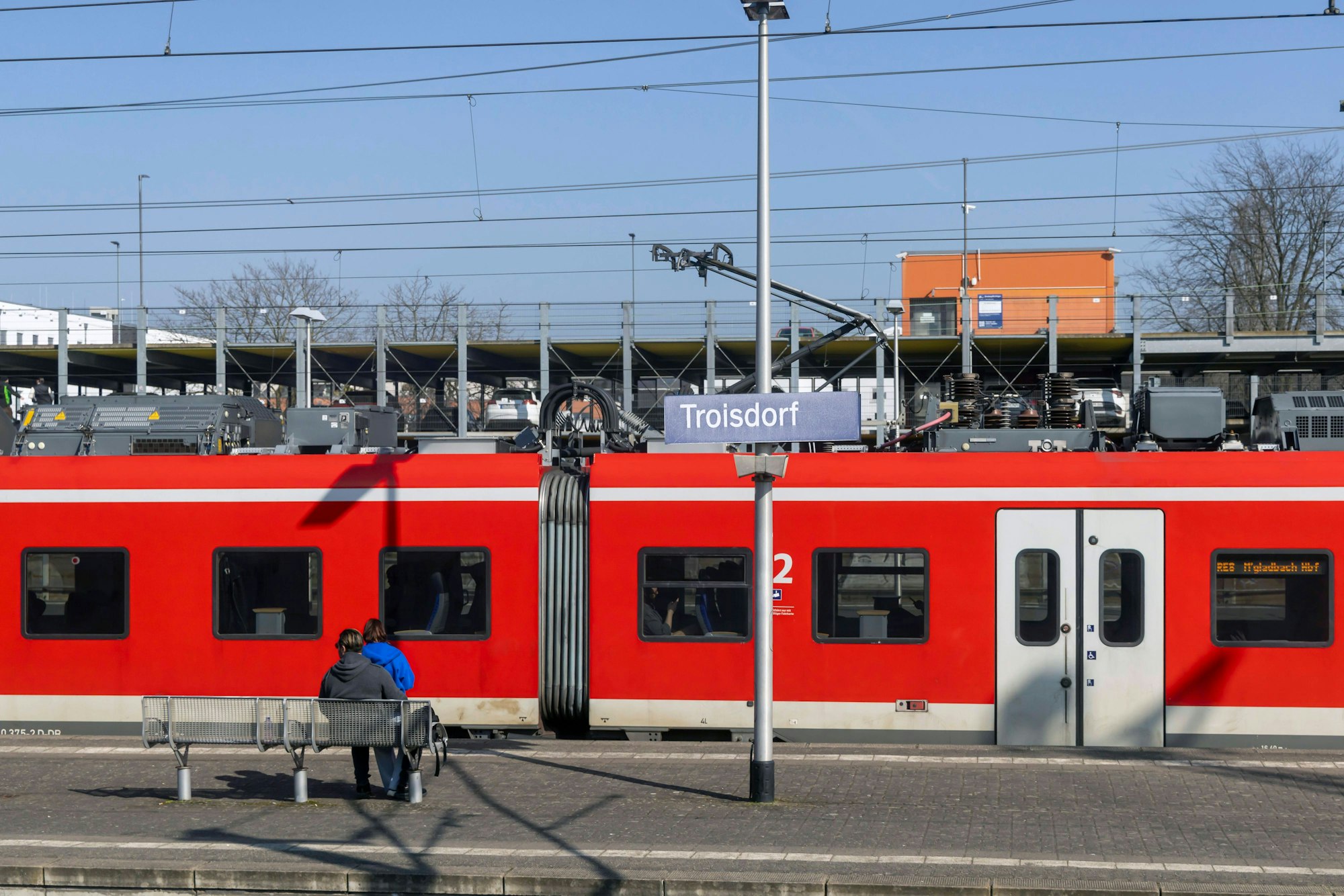 Großeinsatz der Feuerwehr am Troisdorfer Bahnhof (Archivbild): Aus einem Kesselwagen tritt ein chemischer Stoff aus.