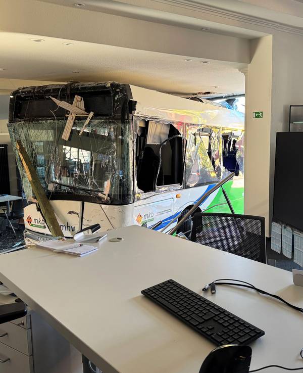 Ein Bus steht im Gebäude eines Reisebüros im Ortsteil Lahde. Der Linienbus ist nach einem Zusammenstoß mit einem Auto in das Geschäft gekracht.