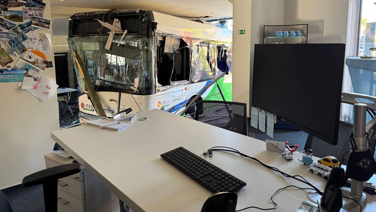 Ein Bus steht im Gebäude eines Reisebüros im Ortsteil Lahde. Der Linienbus ist nach einem Zusammenstoß mit einem Auto in das Geschäft gekracht.
