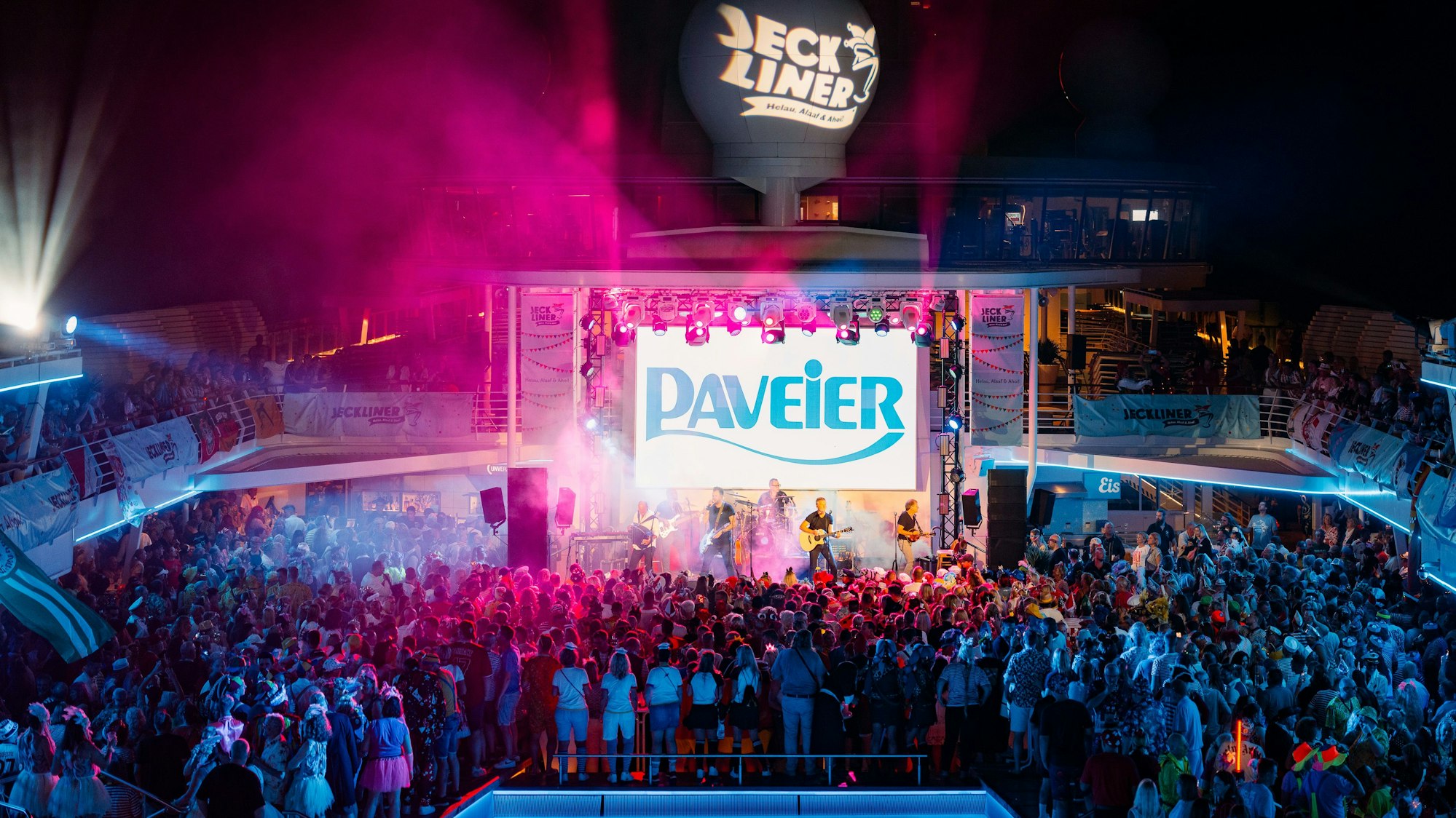 Die Paveier spielen auf dem Jeckliner am Pool.