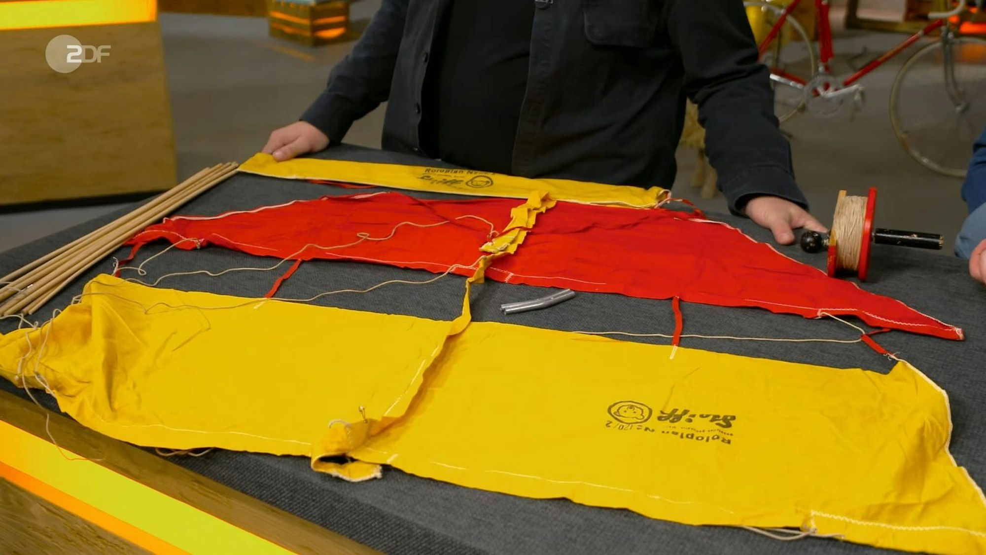 Als Nächstes landete ein Flugobjekt im Händlerraum: ein „Roloplan“-Drachen von Steiff. (Bild: ZDF)