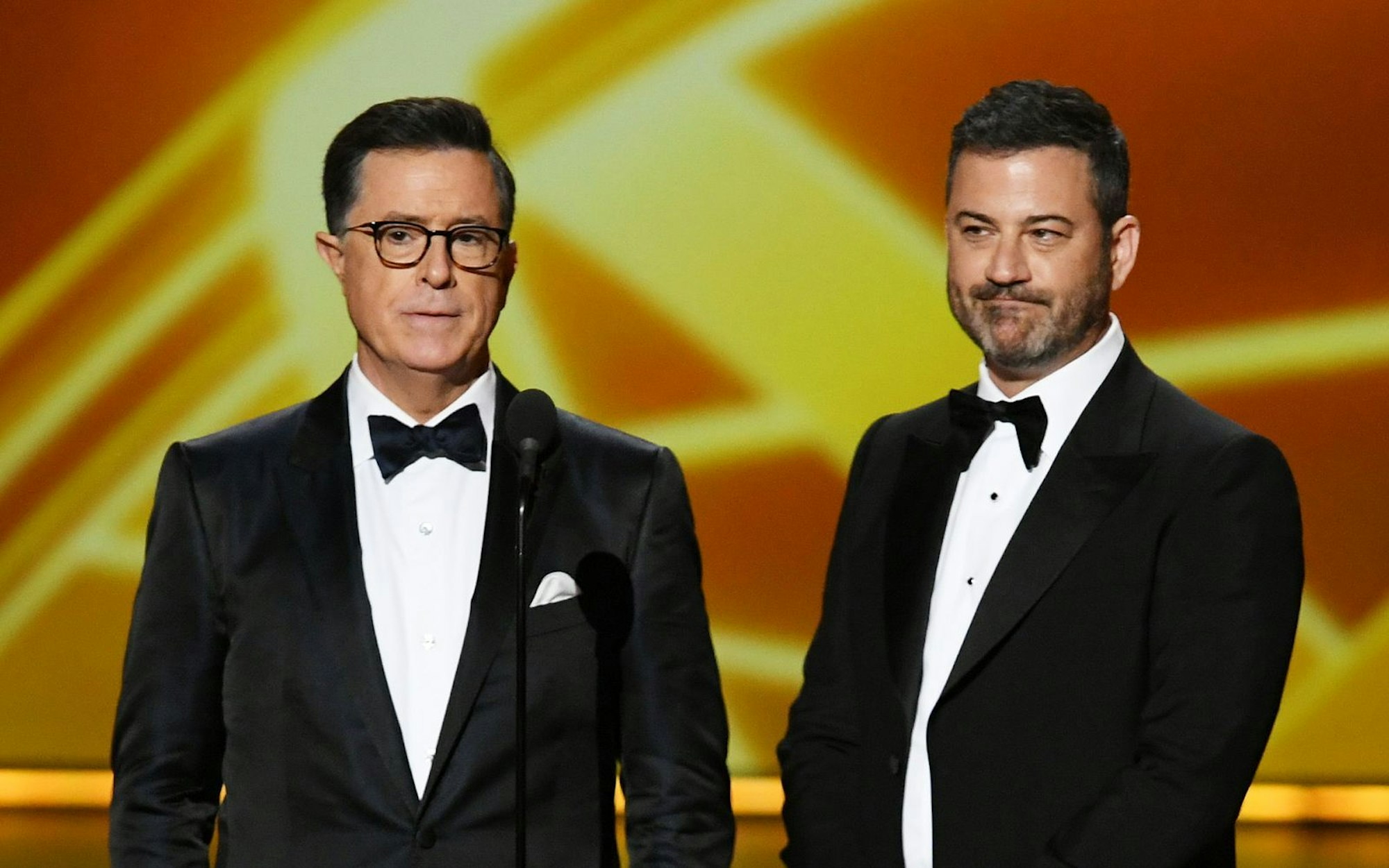 Stephen Colbert (links) freut sich über die Rückkehr der Sendung seines Freundes Jimmy Kimmel. (Bild: 2019 Getty Images/Kevin Winter)