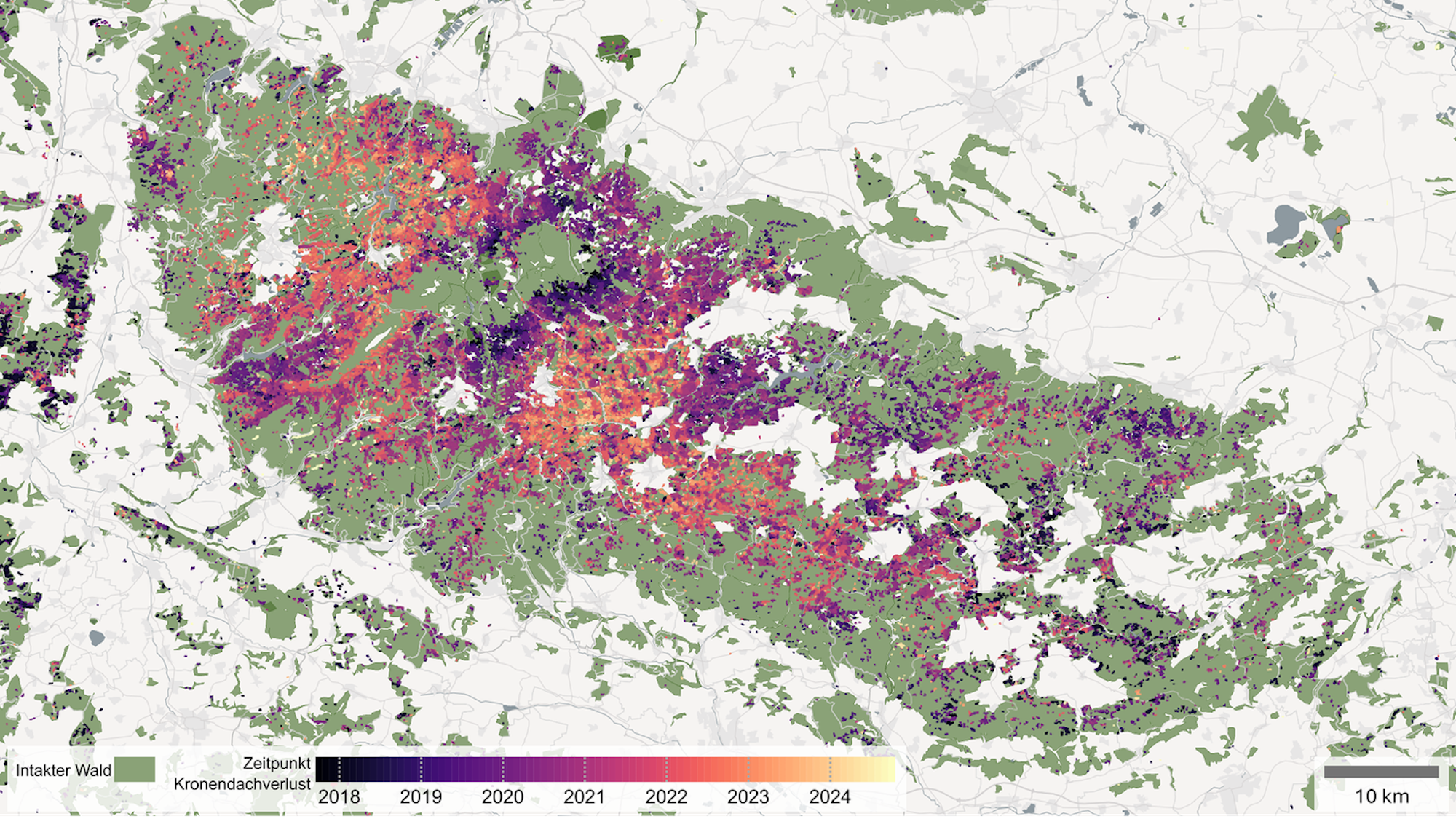 Die Karte zeigt die Kronendachverluste in der Mittelgebirgsregion Harz – im Zeitraum September 2017 bis September 2024, mit einer räumlichen Auflösung von zehn Metern. Die Farbskala visualisiert den Zeitpunkt des Kronendachverlusts in Monatsschritten von schwarz (September 2017) bis gelb (September 2024). Intakte Waldflächen sind grün dargestellt.