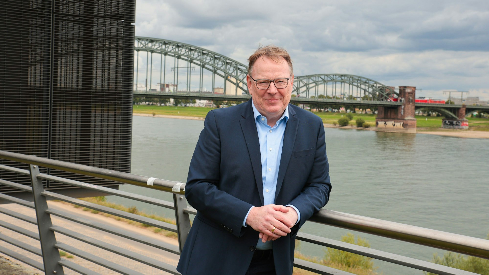 OB-Kandidat Torsten Burmester am Pumpenwerk am Rhein