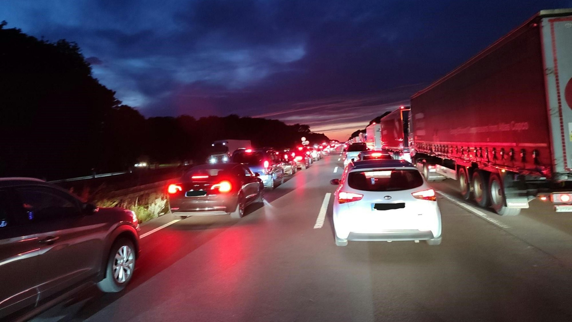 Nach dem schweren Unfall auf der A4 bei Köln in Richtung Aachen kam es zu einem längeren Stau.